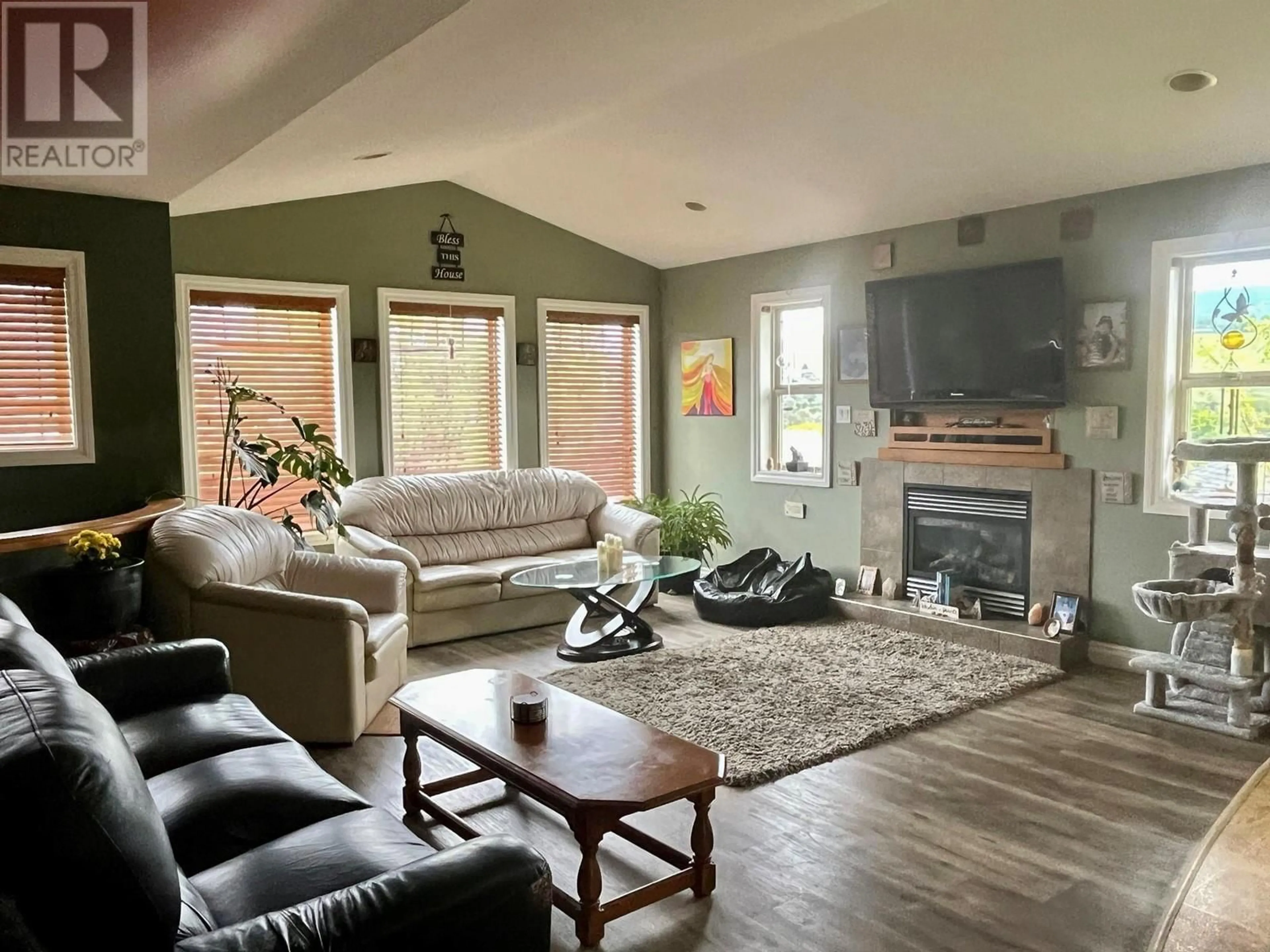Living room with furniture, unknown for 5813 RICHFIELD PLACE, Vernon British Columbia V1H1A6