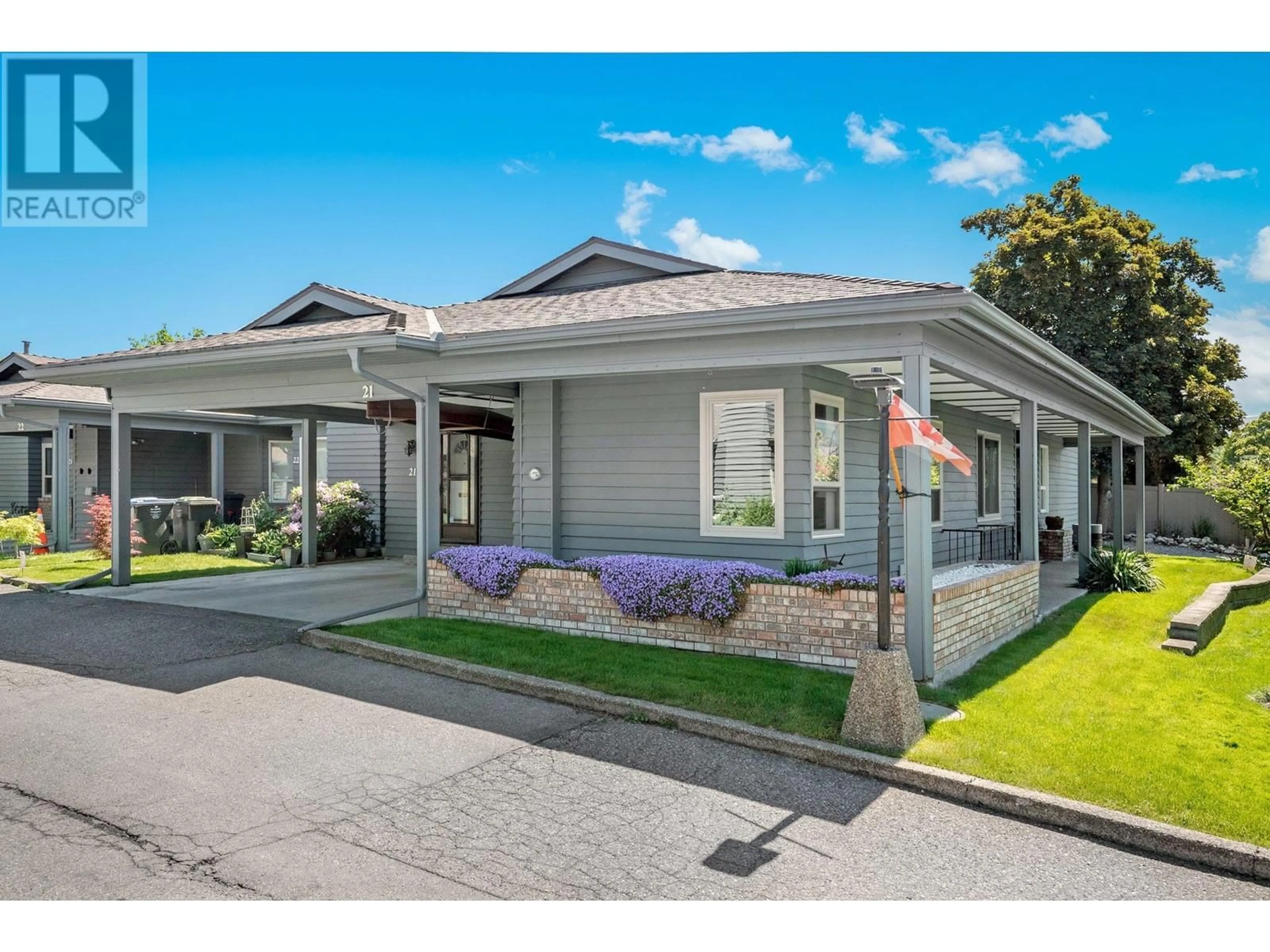 Home with vinyl exterior material, street for 21 - 1530 KELGLEN CRESCENT, Kelowna British Columbia V1Y6K7