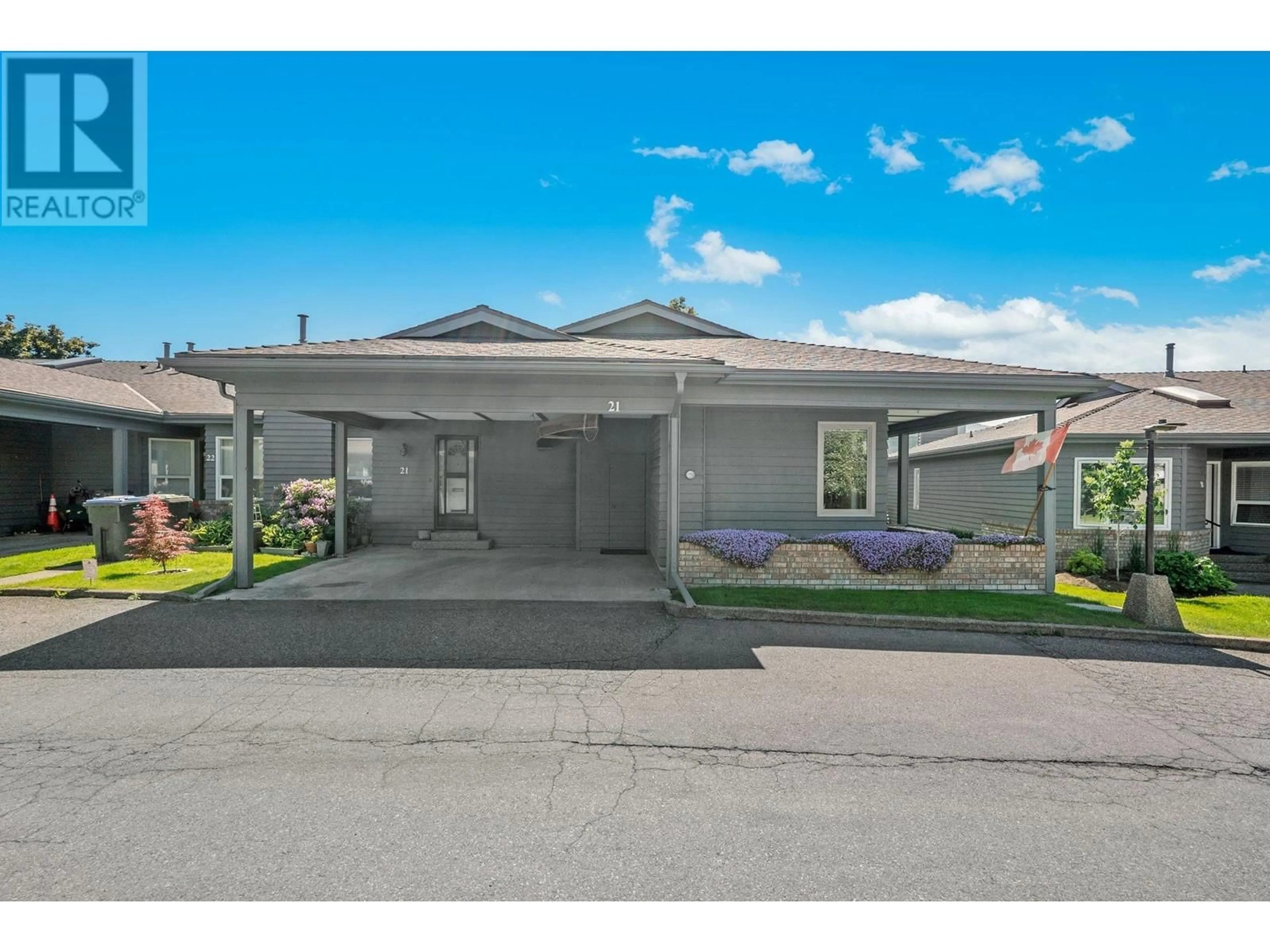 Home with vinyl exterior material, street for 21 - 1530 KELGLEN CRESCENT, Kelowna British Columbia V1Y6K7