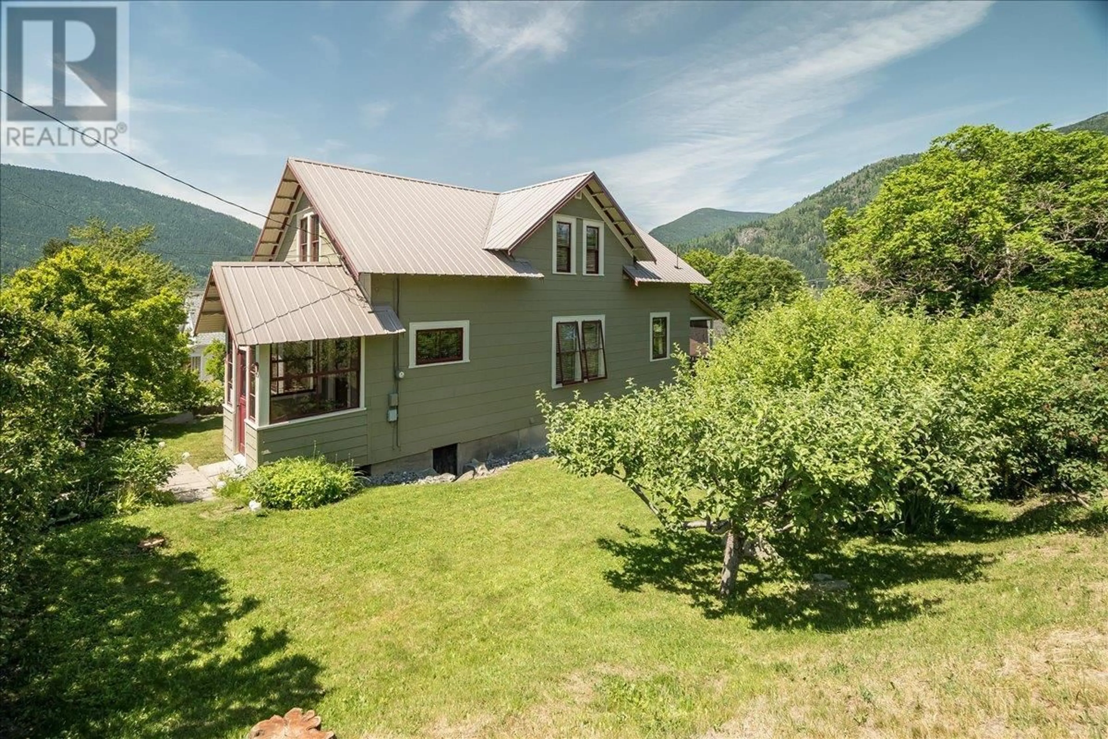 A pic from outside/outdoor area/front of a property/back of a property/a pic from drone, mountain view for 723 LATIMER STREET, Nelson British Columbia V1L4V5