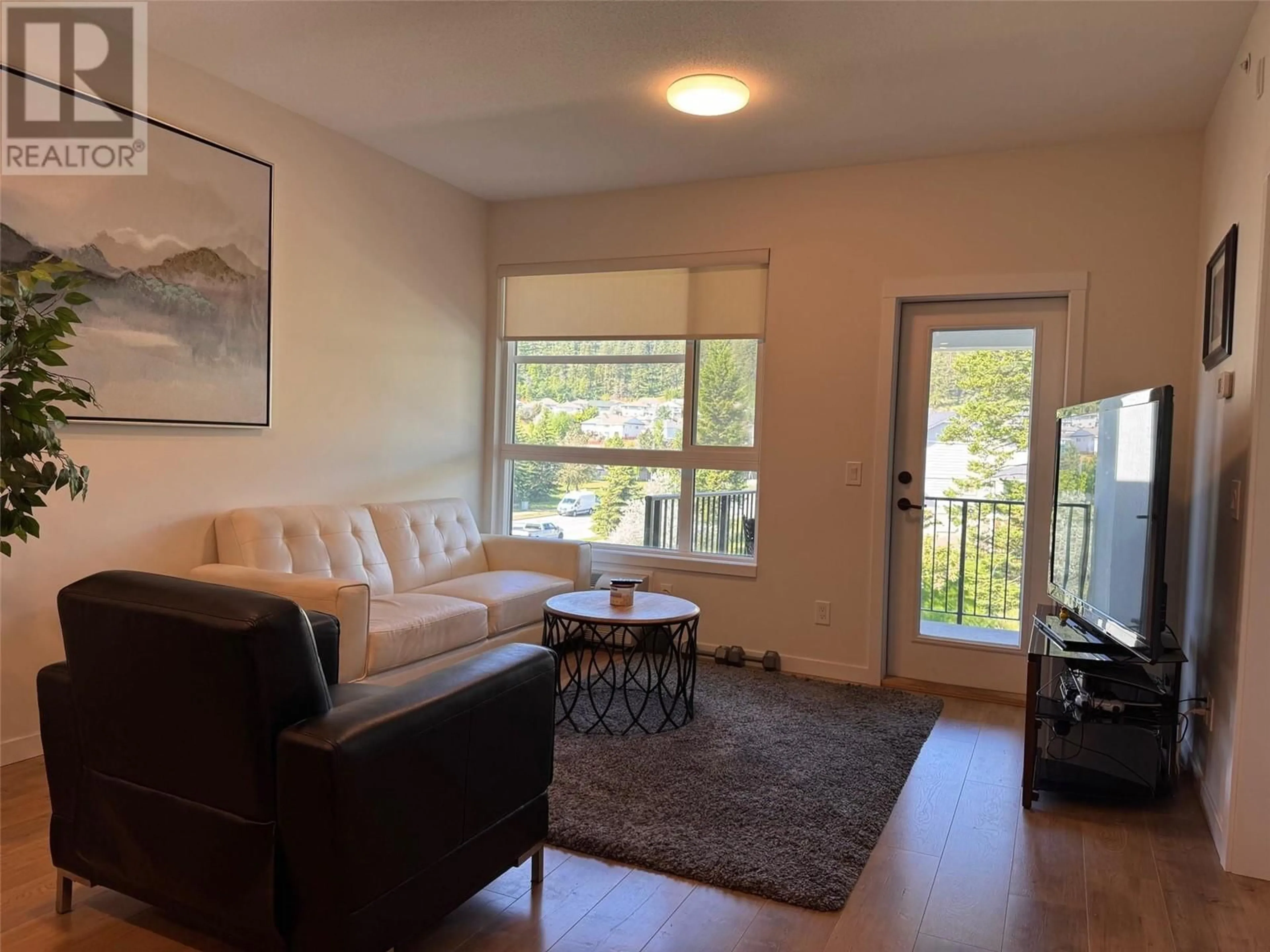 Living room with furniture, wood/laminate floor for 410 - 1880 HUGH ALLAN DRIVE, Kamloops British Columbia V1S0E8