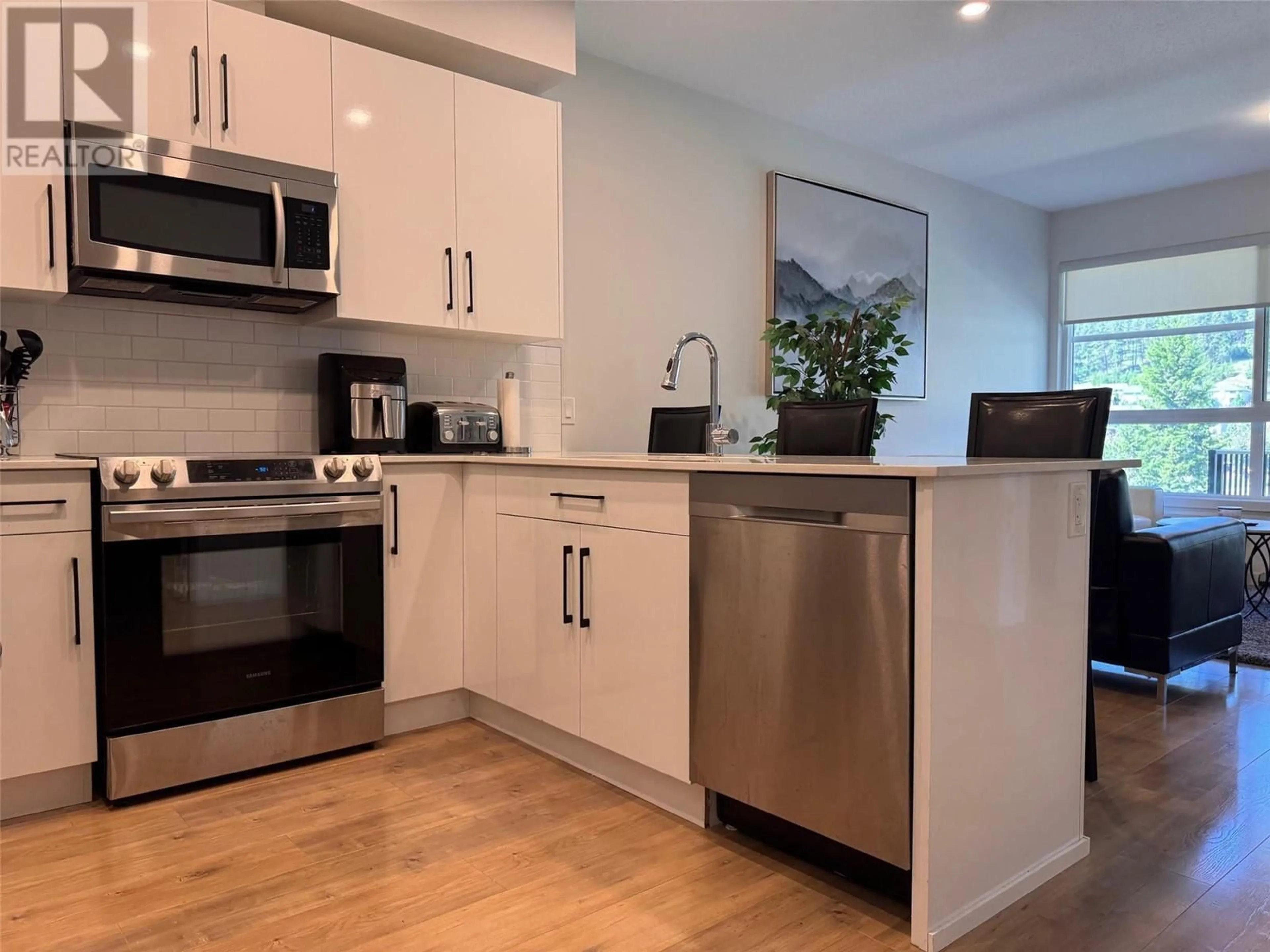 Open concept kitchen, wood/laminate floor for 410 - 1880 HUGH ALLAN DRIVE, Kamloops British Columbia V1S0E8