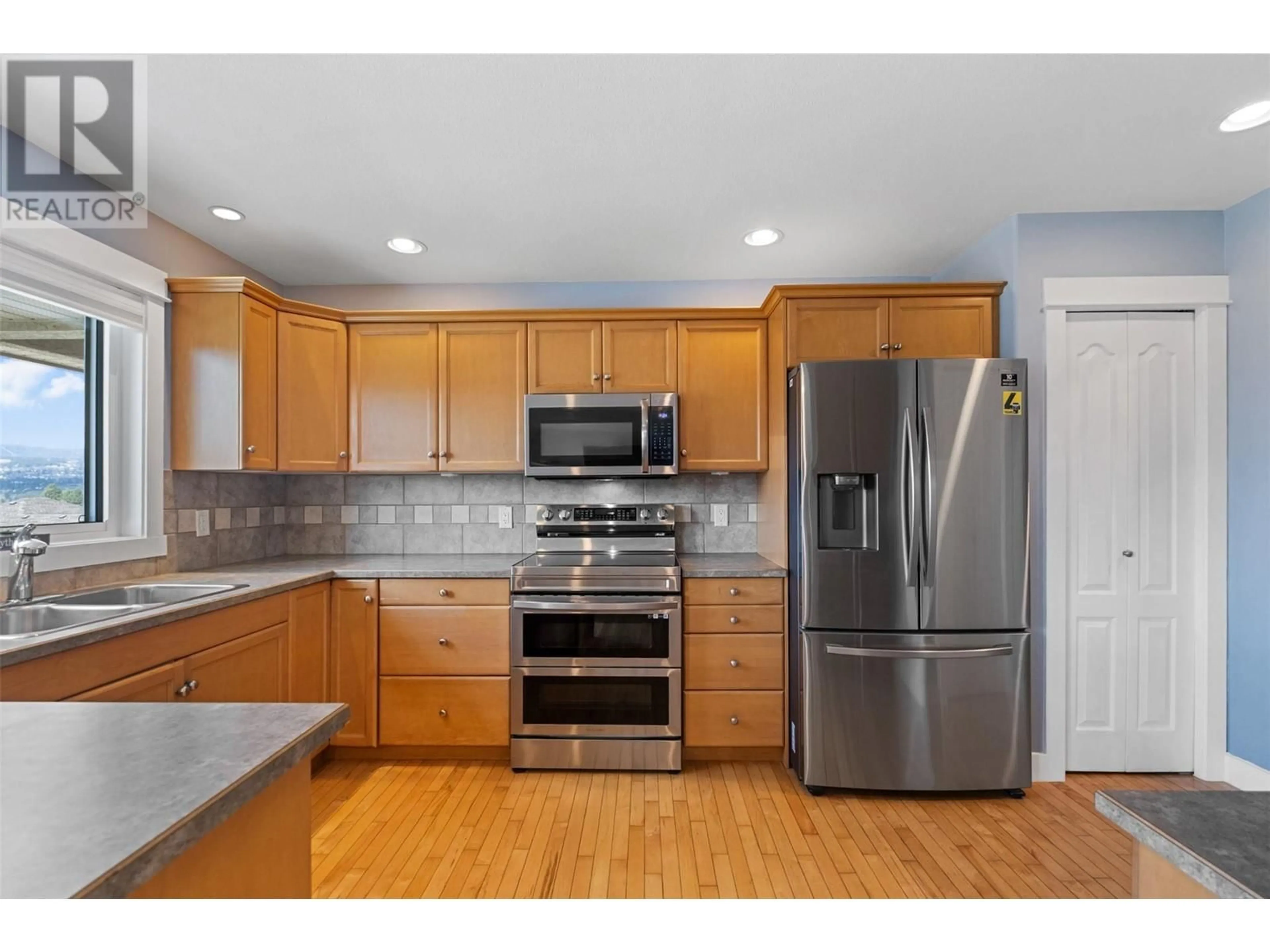 Standard kitchen, wood/laminate floor for 1682 VINEYARD DRIVE, West Kelowna British Columbia V4T2V8