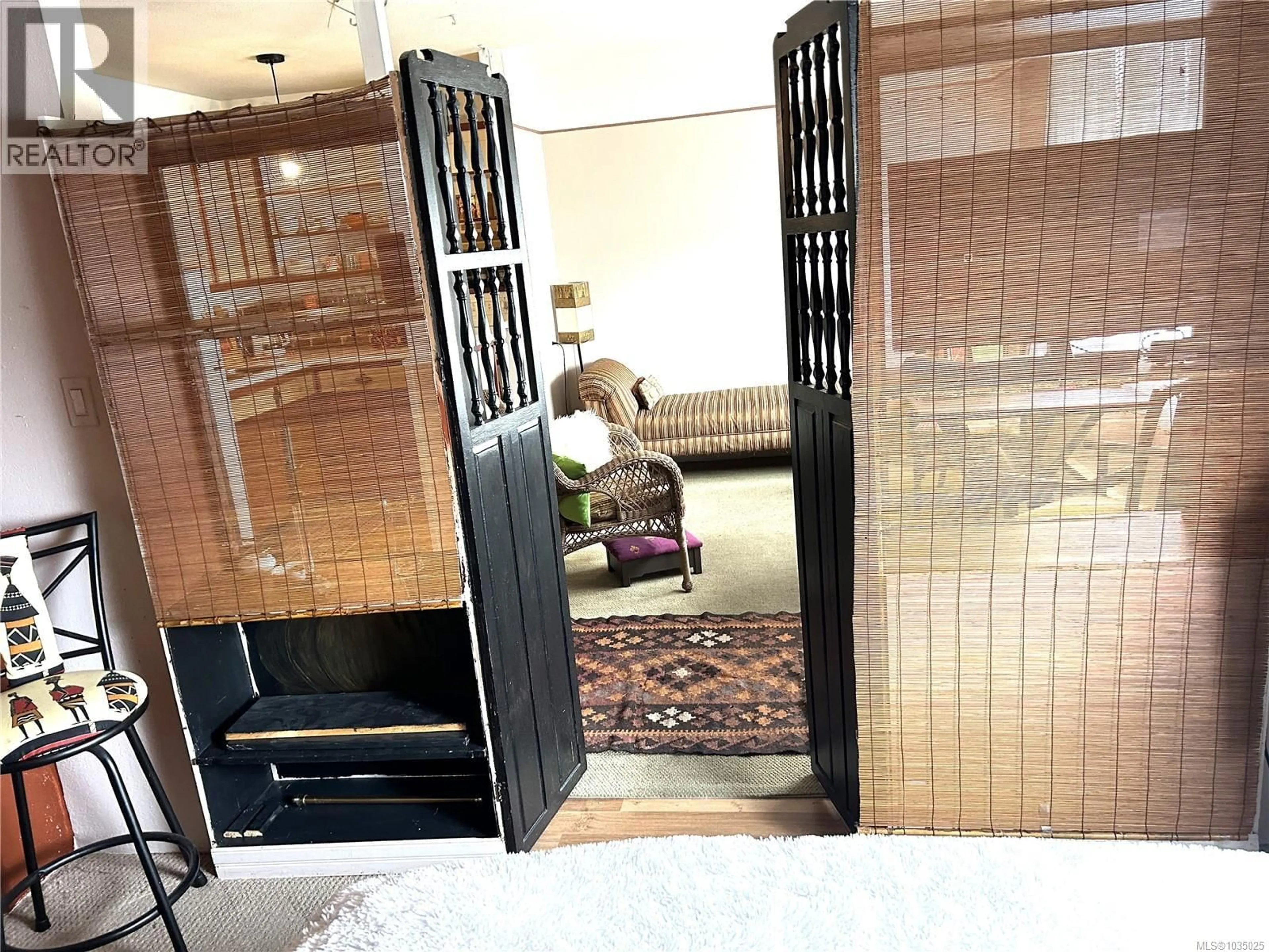 Indoor foyer for 304 - 904 HILLSIDE AVENUE, Victoria British Columbia V8T1Z8
