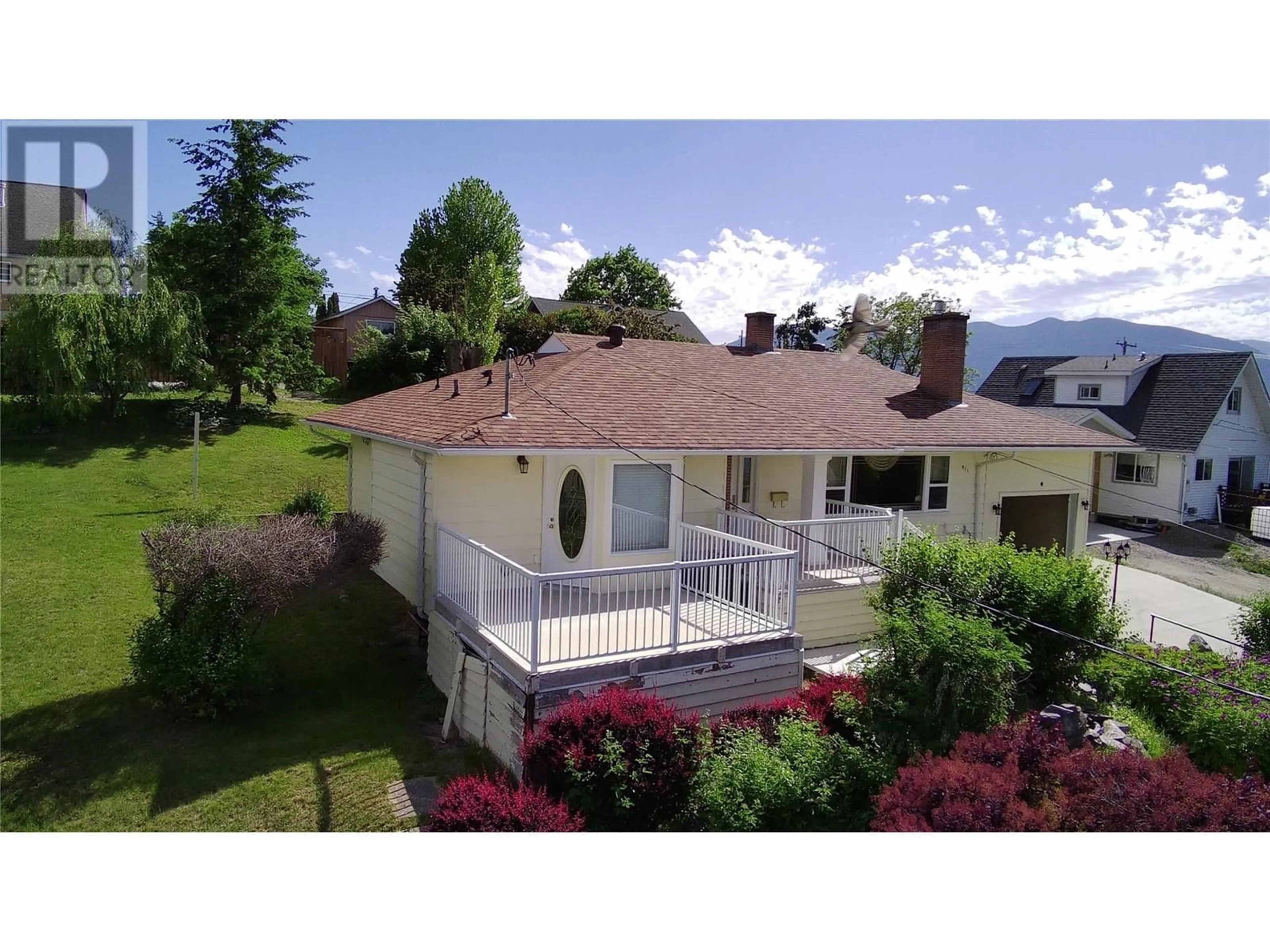 A pic from outside/outdoor area/front of a property/back of a property/a pic from drone, mountain view for 911 IBBITSON STREET, Creston British Columbia V0B1G4