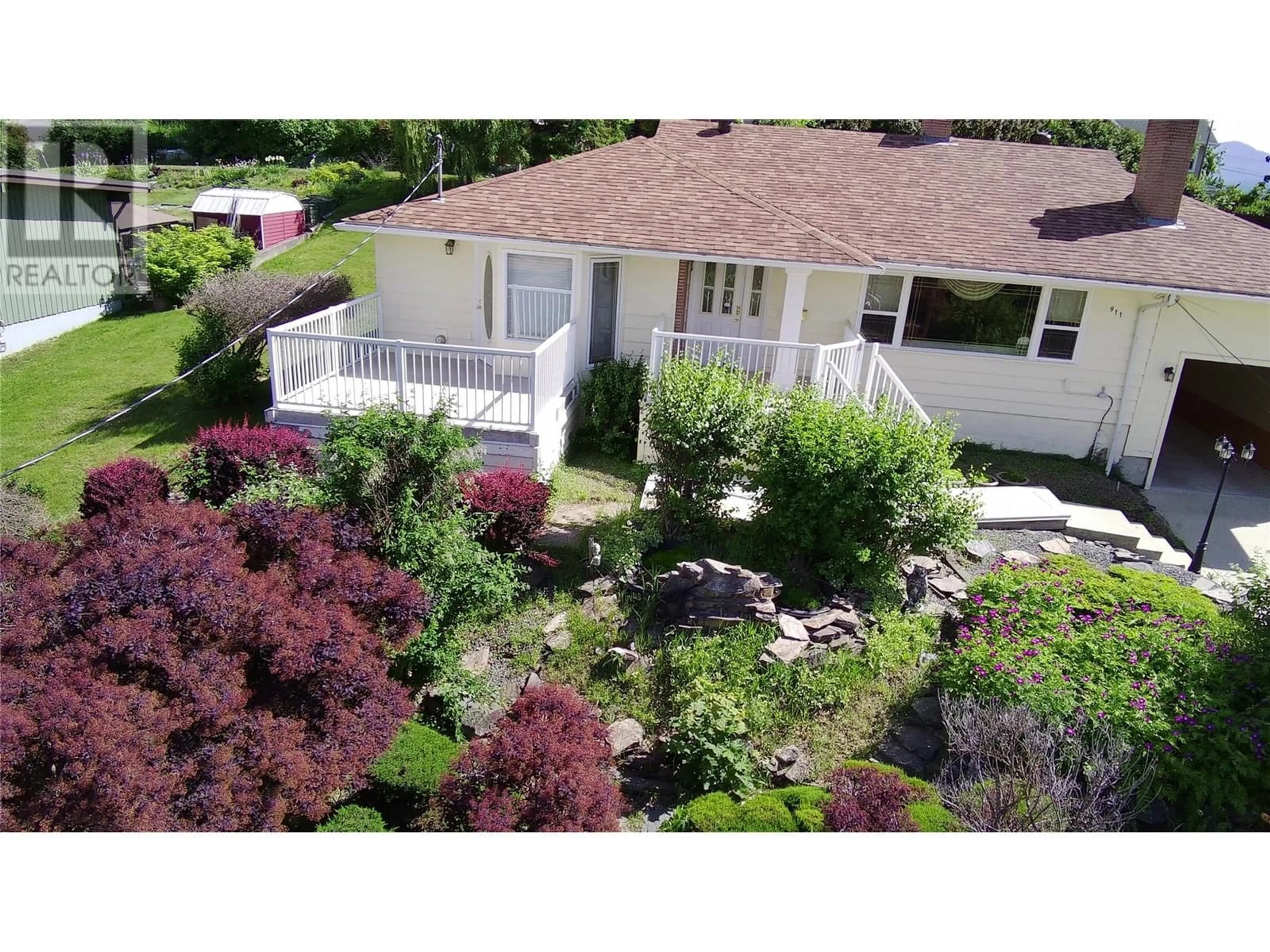 A pic from outside/outdoor area/front of a property/back of a property/a pic from drone, street for 911 IBBITSON STREET, Creston British Columbia V0B1G4