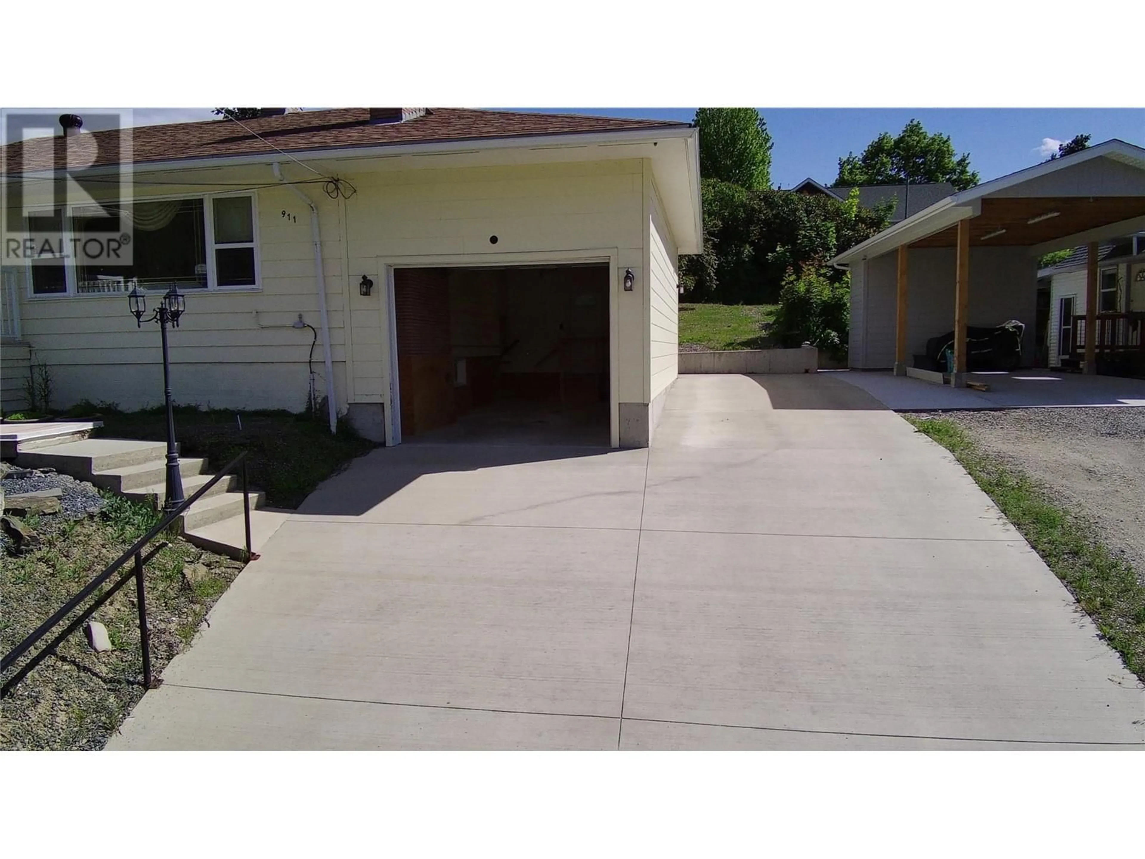 Indoor garage for 911 IBBITSON STREET, Creston British Columbia V0B1G4