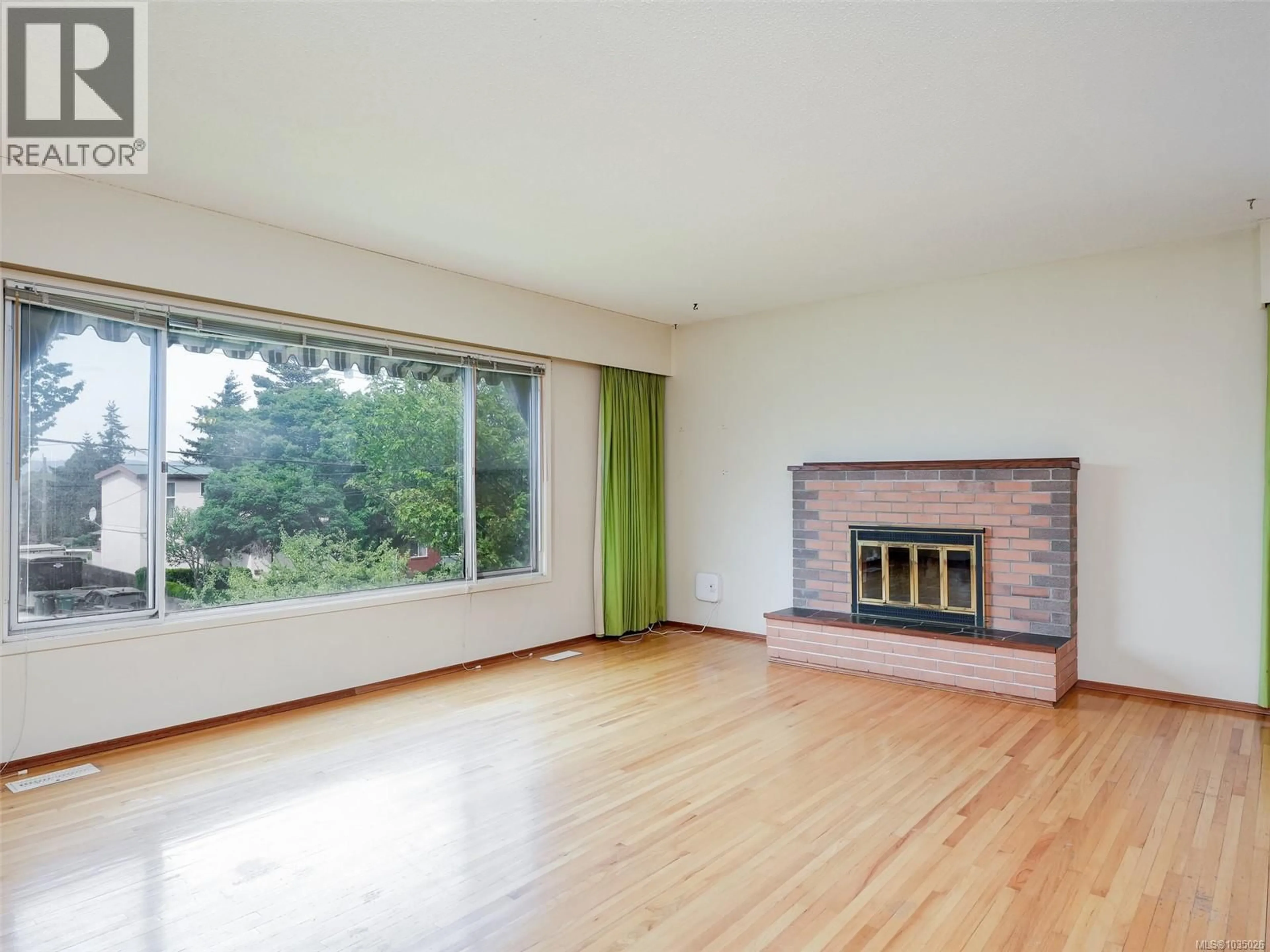 Living room with furniture, wood/laminate floor for 3131 YEW STREET, Victoria British Columbia V8X1M7
