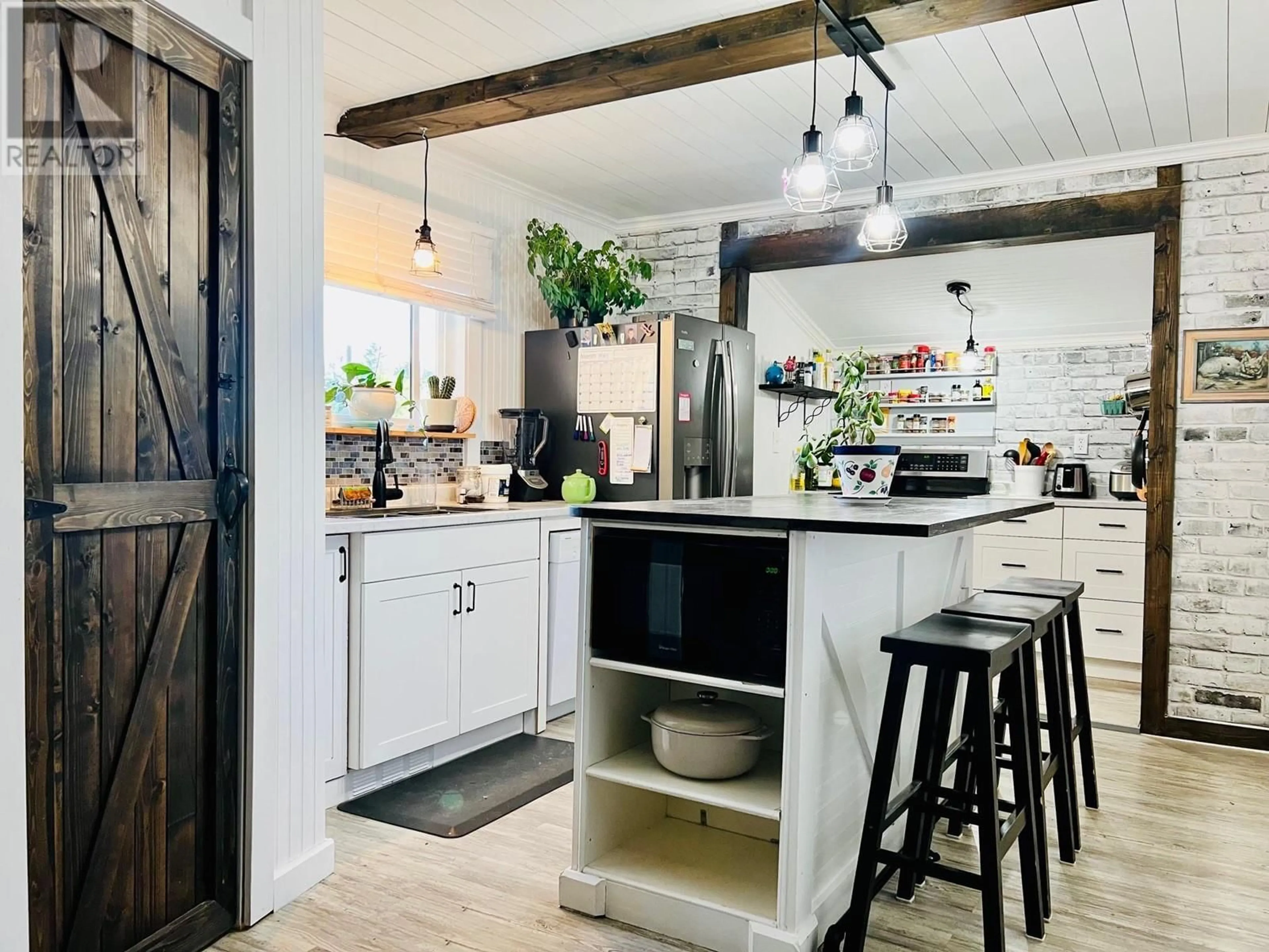Rustic kitchen, ceramic/tile floor for 1918 COOK STREET, Creston British Columbia V0B1G5