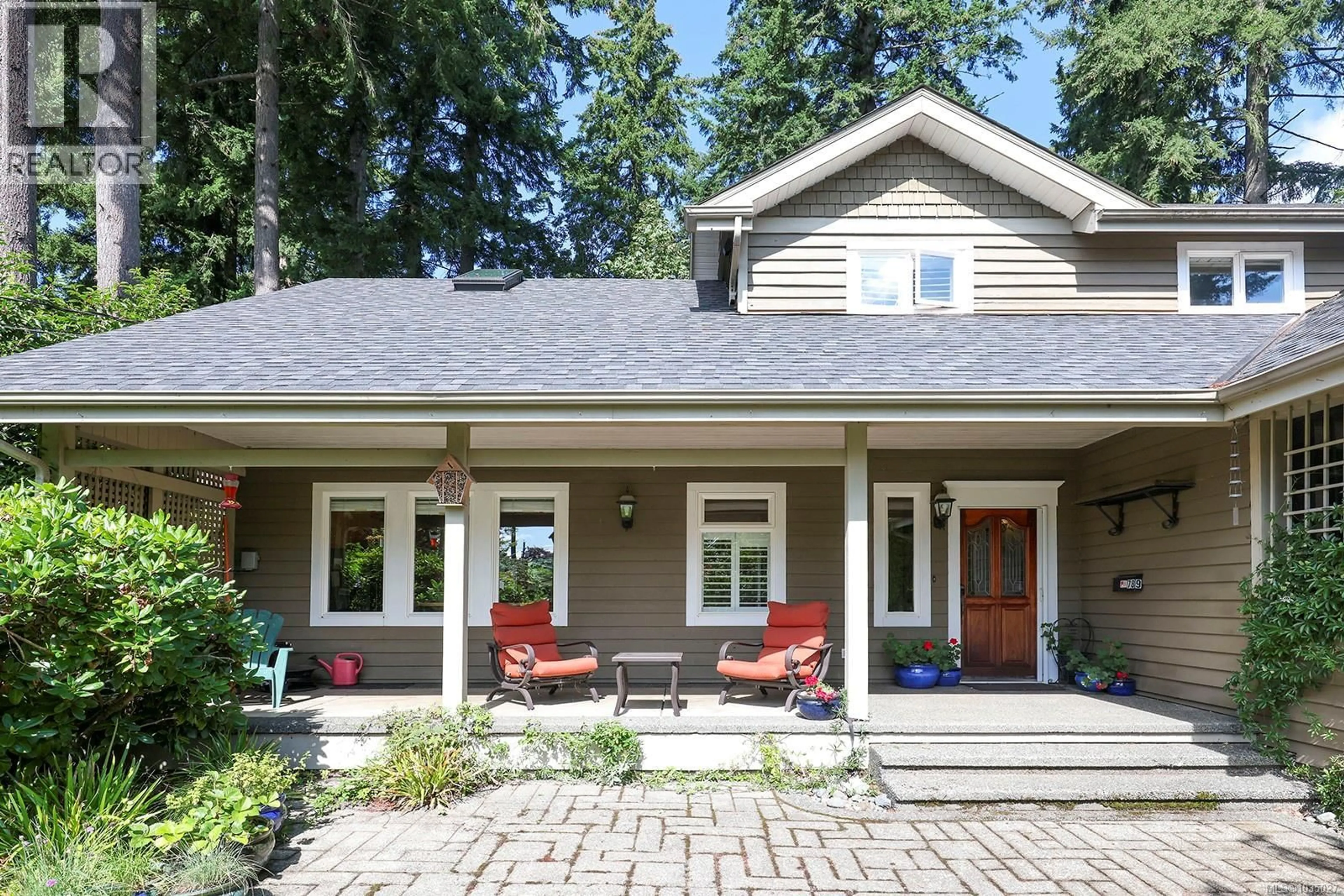 Home with vinyl exterior material, street for 789 3RD STREET, Courtenay British Columbia V9N1E9