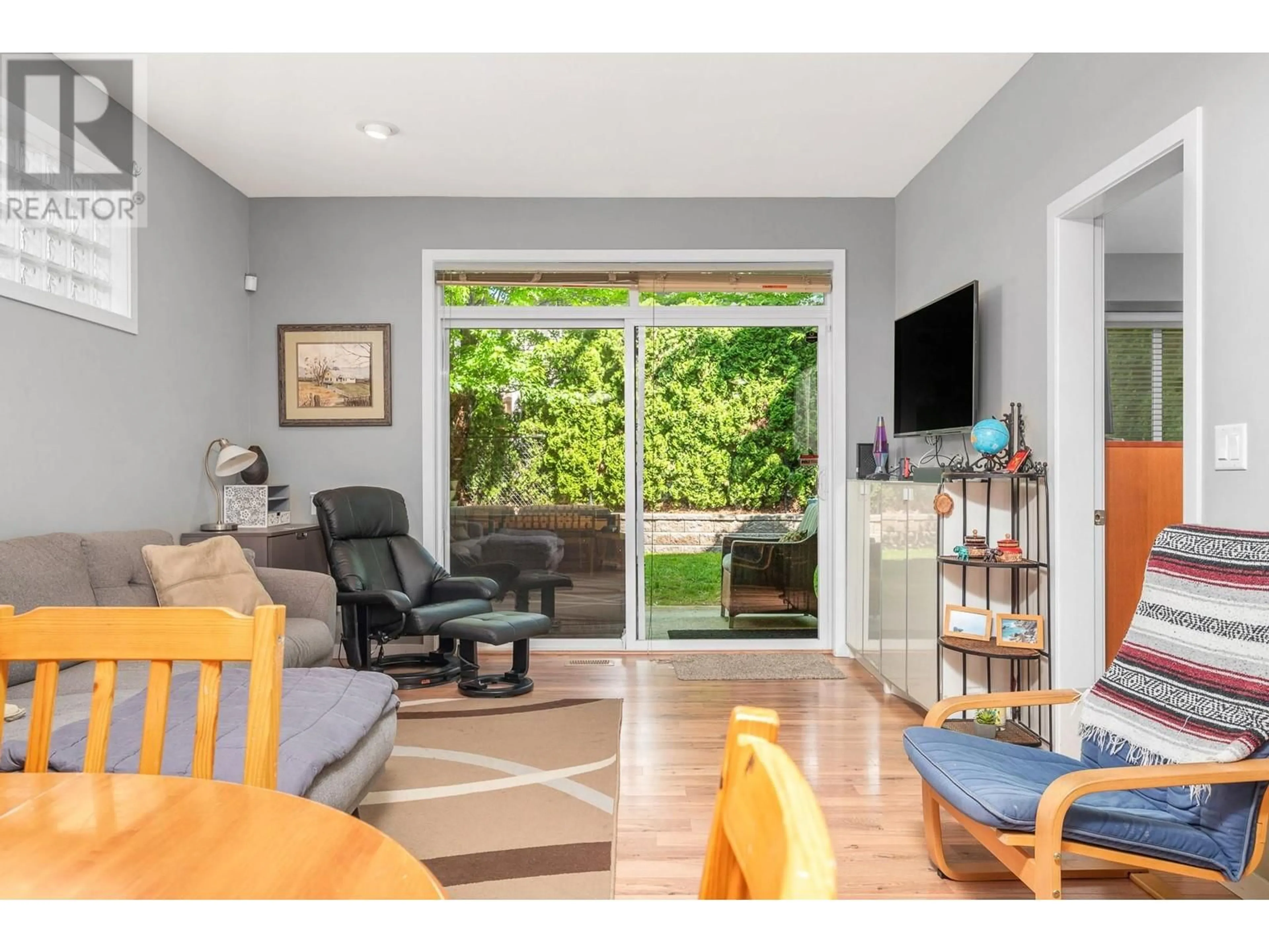 Living room with furniture, wood/laminate floor for 24 - 100 PALMER ROAD, Vernon British Columbia V1H2H8