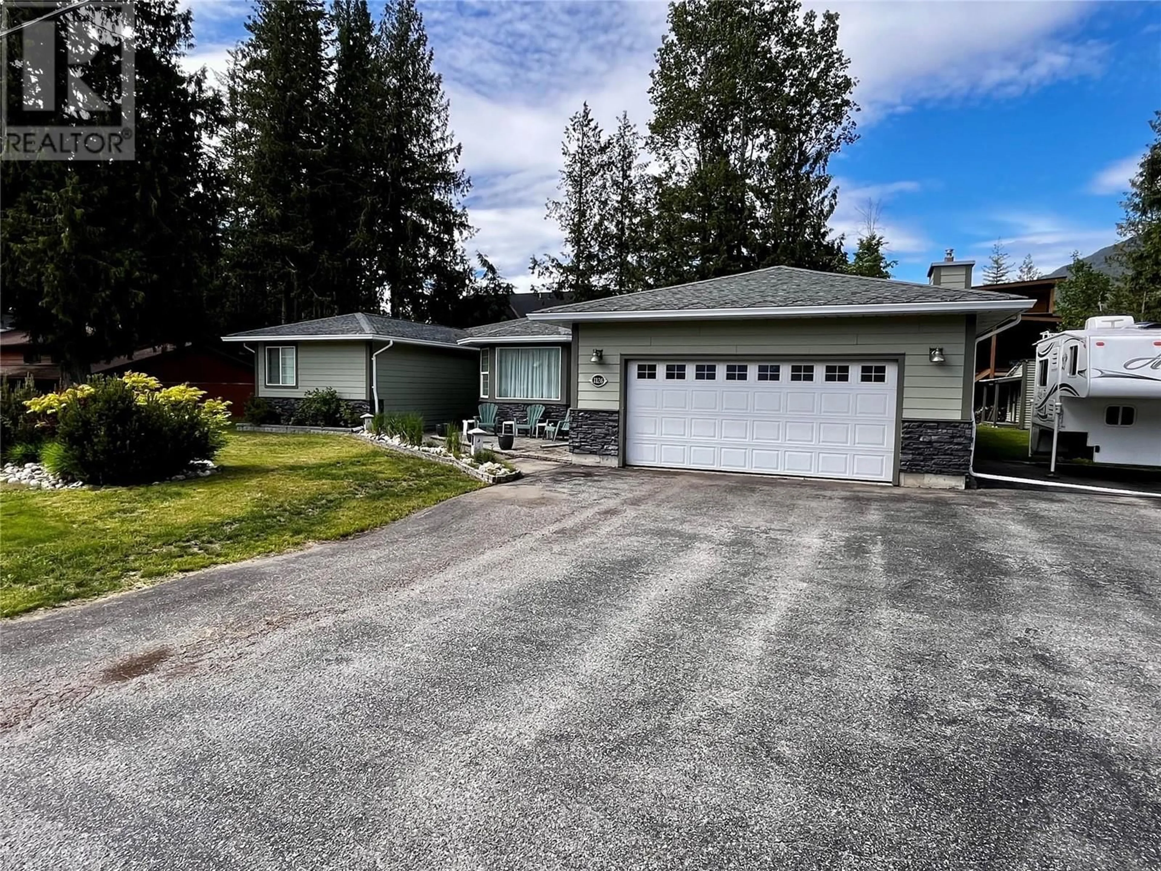 A pic from outside/outdoor area/front of a property/back of a property/a pic from drone, unknown for 1126 NICHOL ROAD, Revelstoke British Columbia V0E2S1