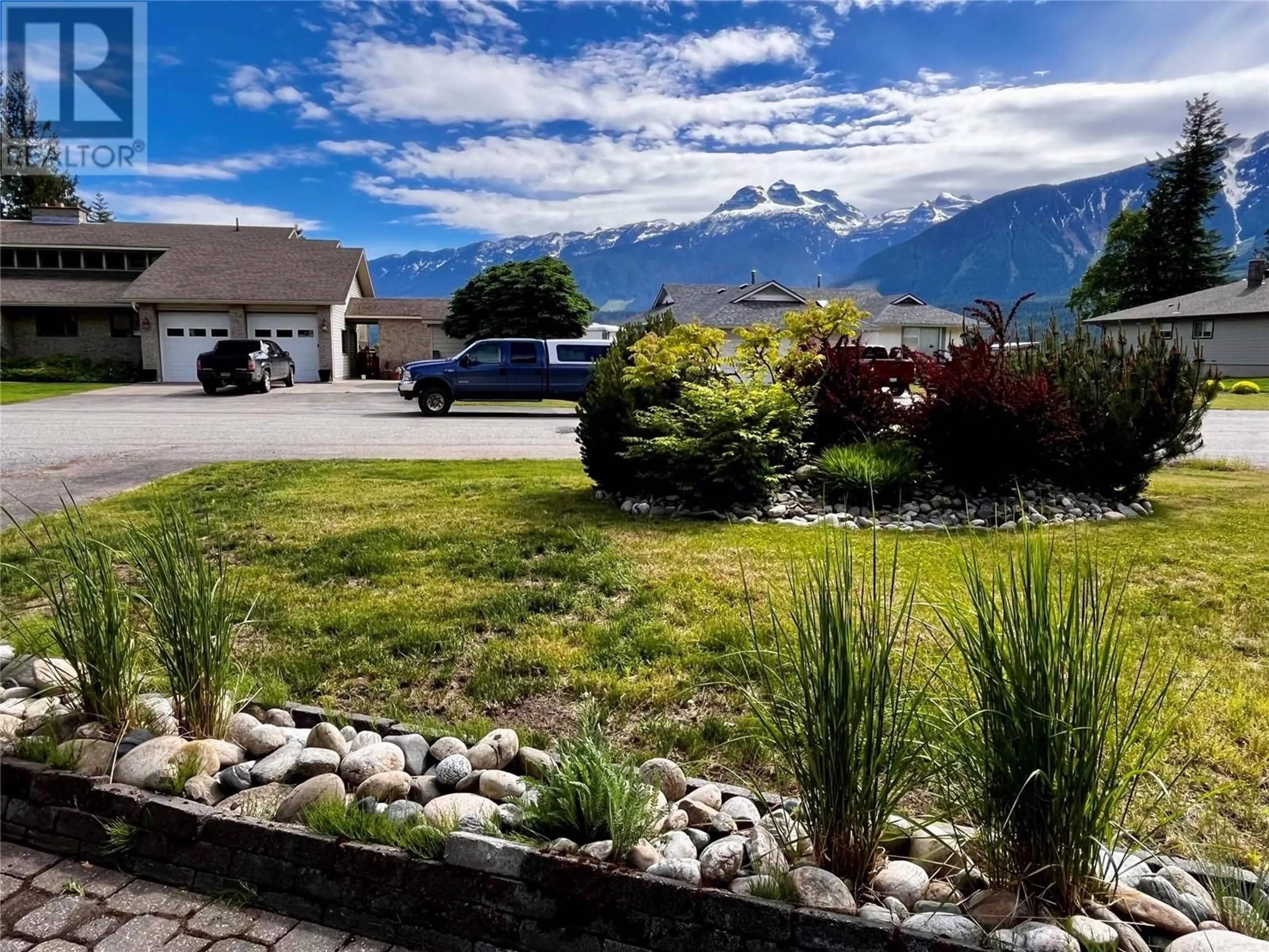 A pic from outside/outdoor area/front of a property/back of a property/a pic from drone, mountain view for 1126 NICHOL ROAD, Revelstoke British Columbia V0E2S1