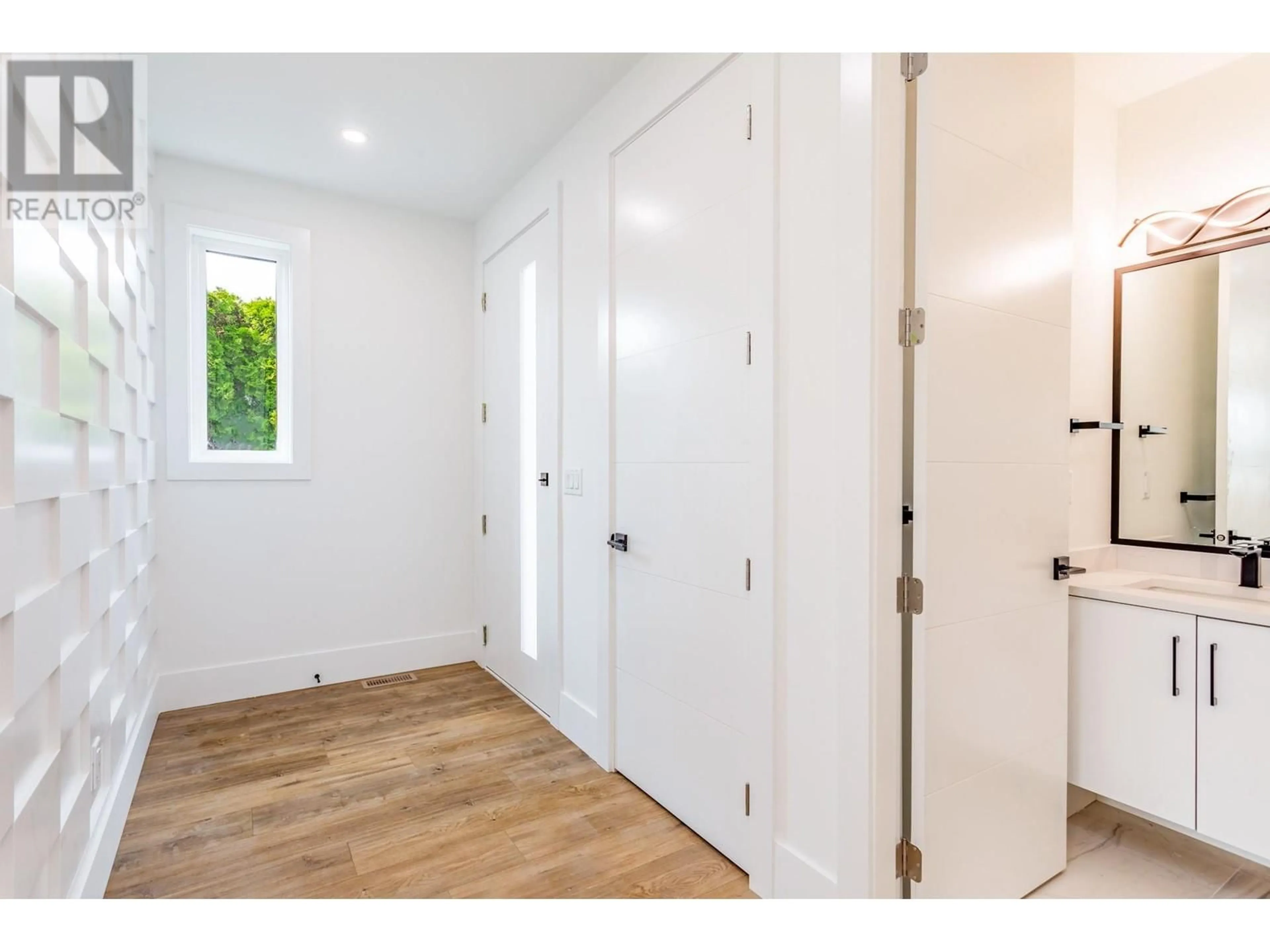 Indoor entryway for 1948 HEMMERLING COURT, Kelowna British Columbia V1V1X1