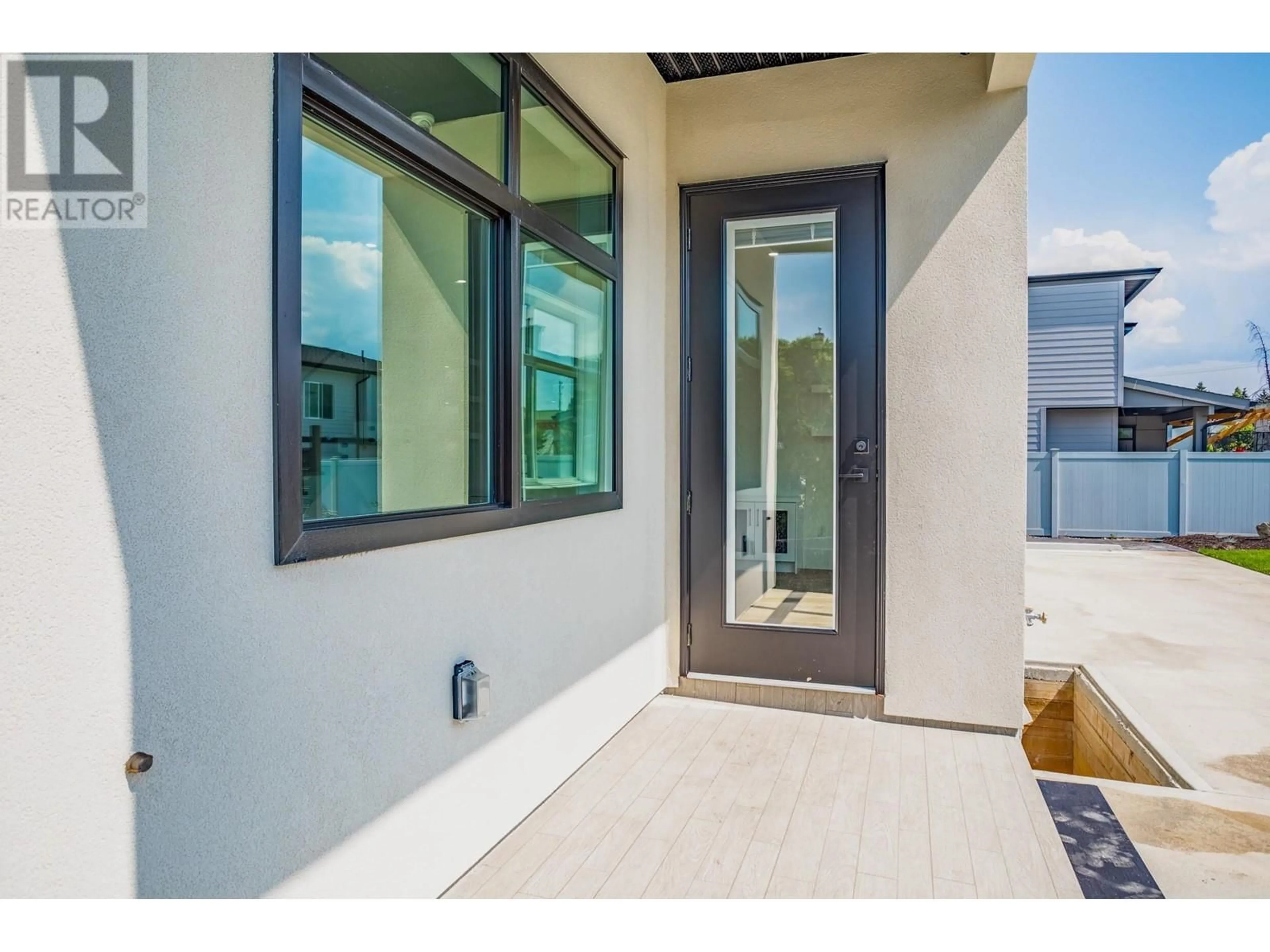 Indoor entryway for 1946 HEMMERLING COURT, Kelowna British Columbia V1V1X1
