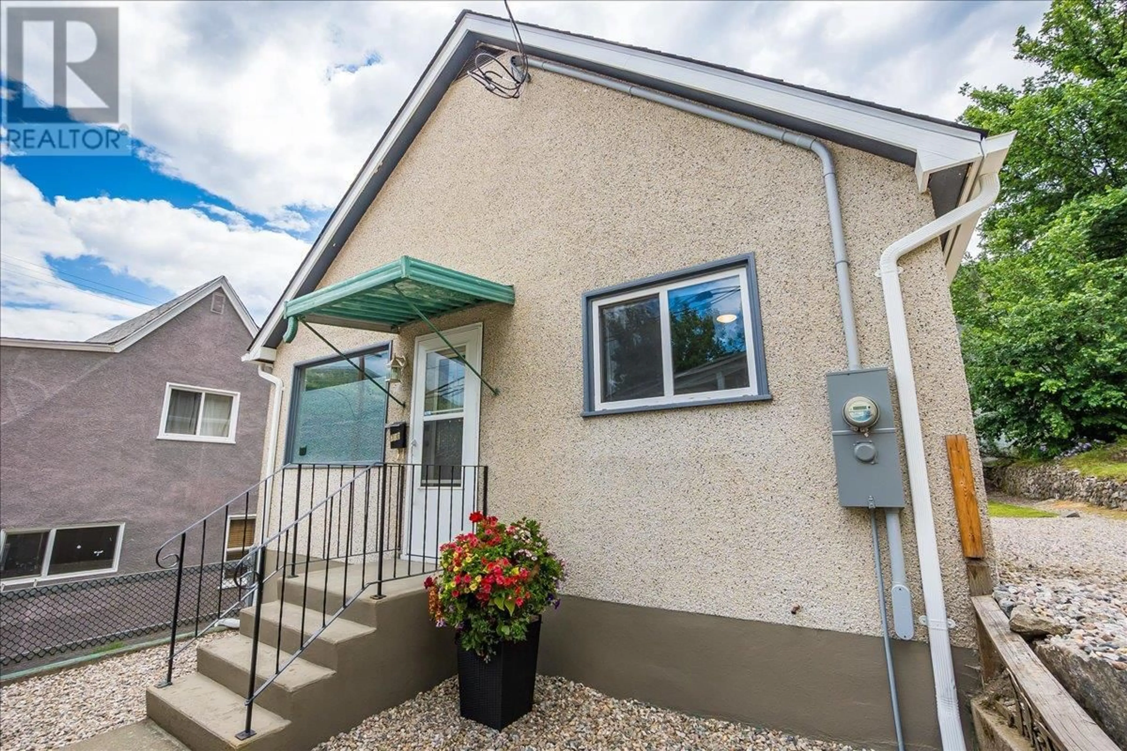 Home with vinyl exterior material, street for 710 SPOKANE STREET, Trail British Columbia V1R3W2