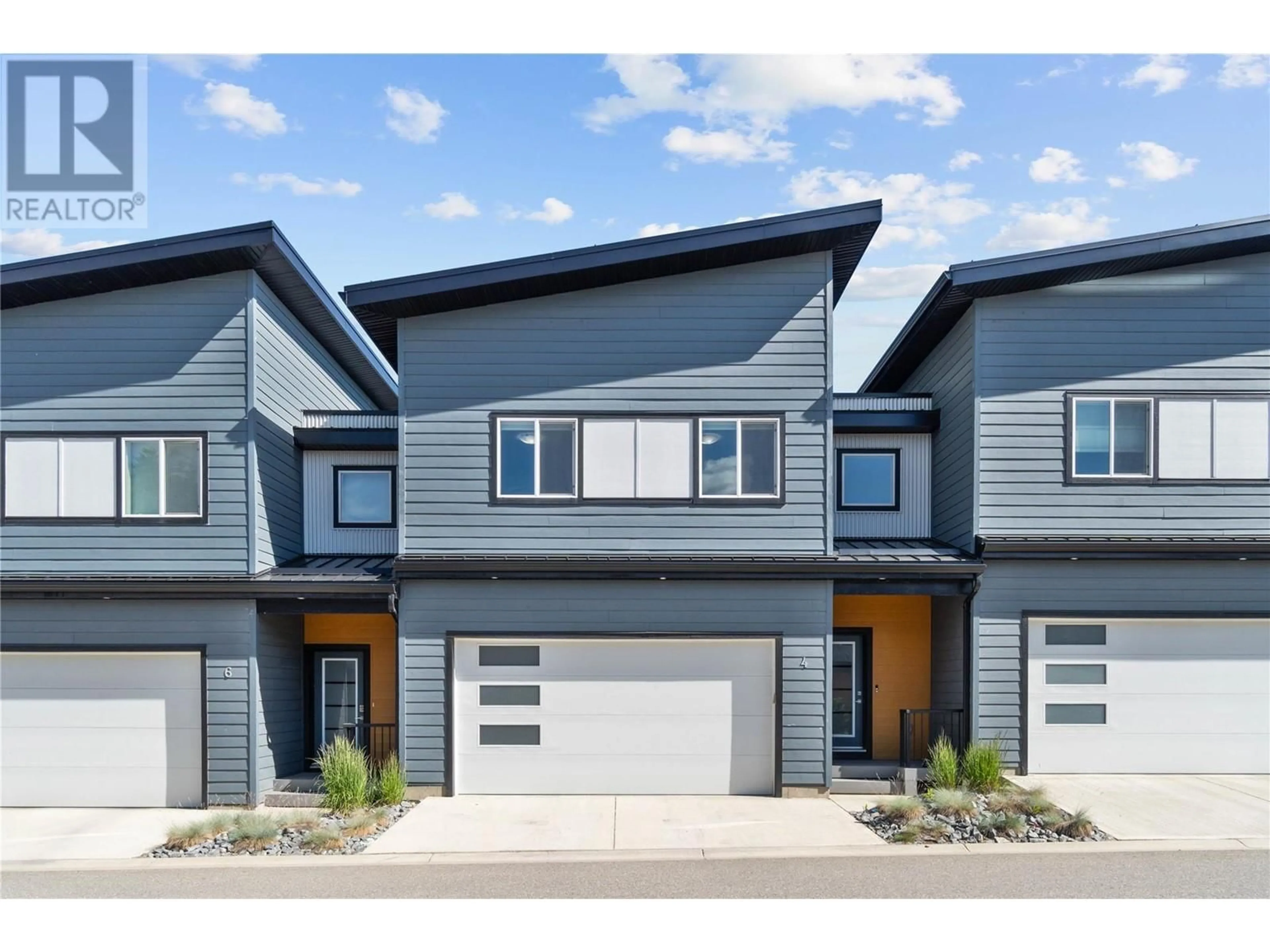 Home with vinyl exterior material, street for 4 - 2810 15 AVENUE NORTHEAST, Salmon Arm British Columbia V1E0G2