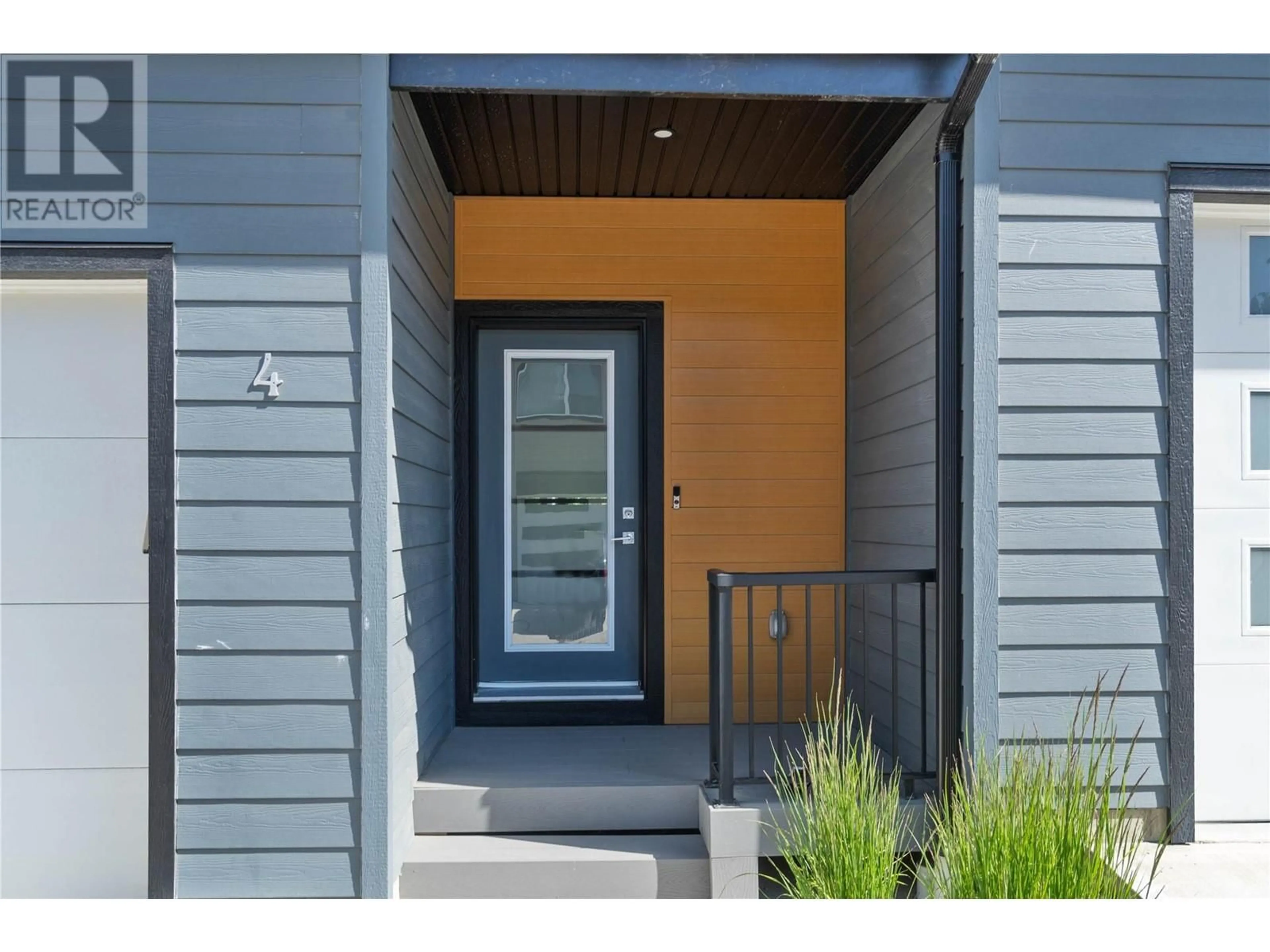 Indoor entryway for 4 - 2810 15 AVENUE NORTHEAST, Salmon Arm British Columbia V1E0G2