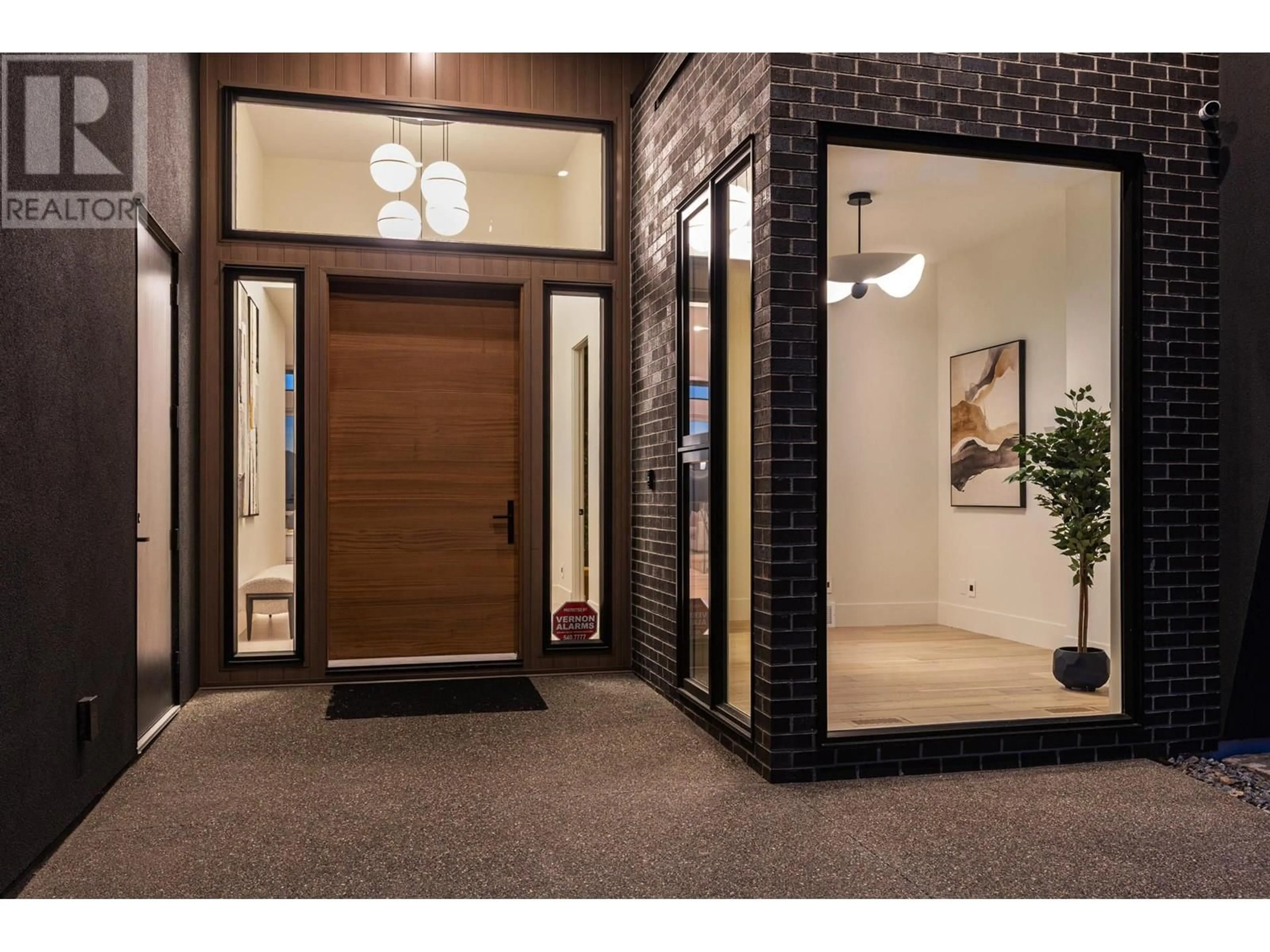 Indoor entryway for 5584 UPPER MISSION COURT, Kelowna British Columbia V1W0C5