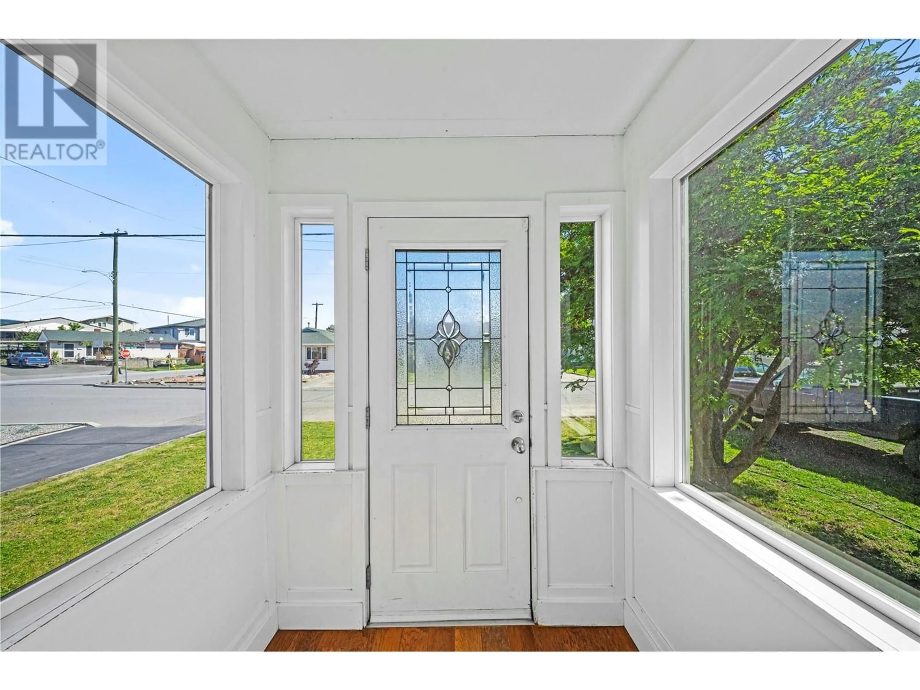 Indoor entryway for 551 LINDEN AVENUE, Kamloops British Columbia V2B2N5