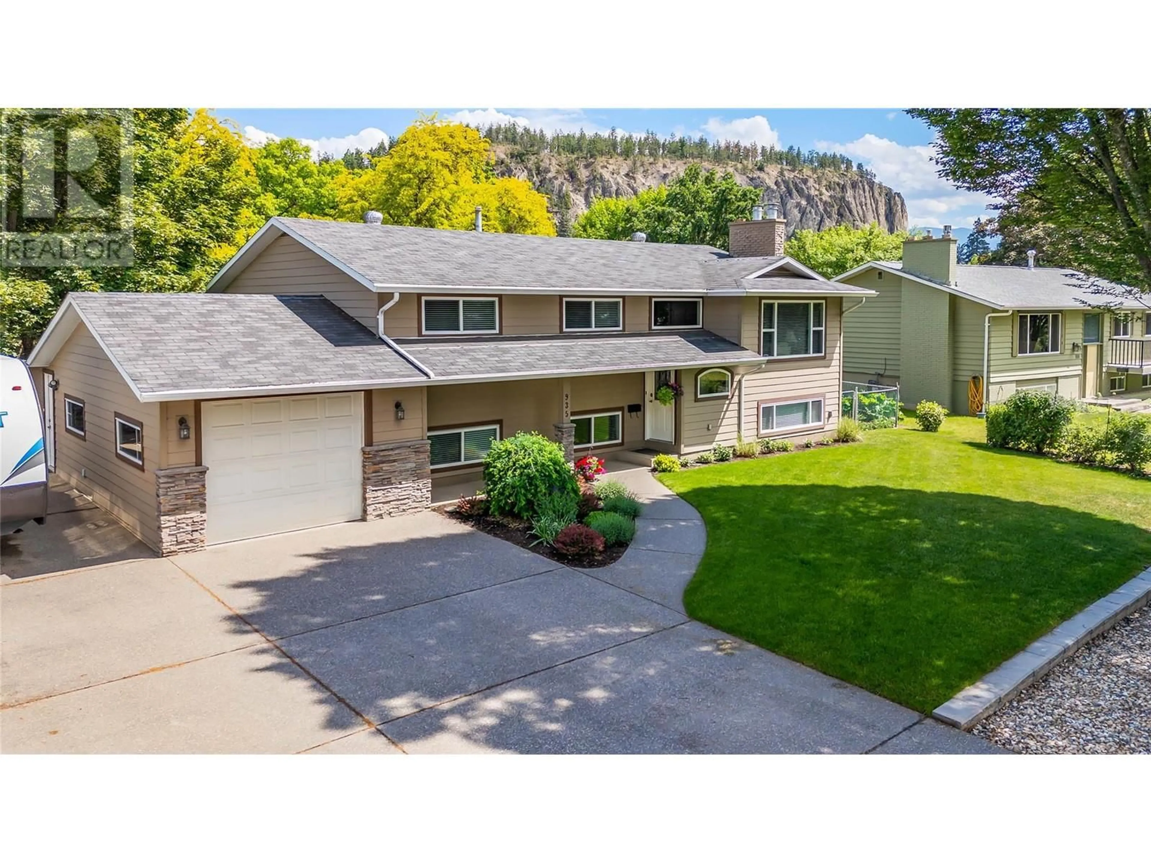 A pic from outside/outdoor area/front of a property/back of a property/a pic from drone, unknown for 935 EAGLE DRIVE, Kelowna British Columbia V1Y4S9