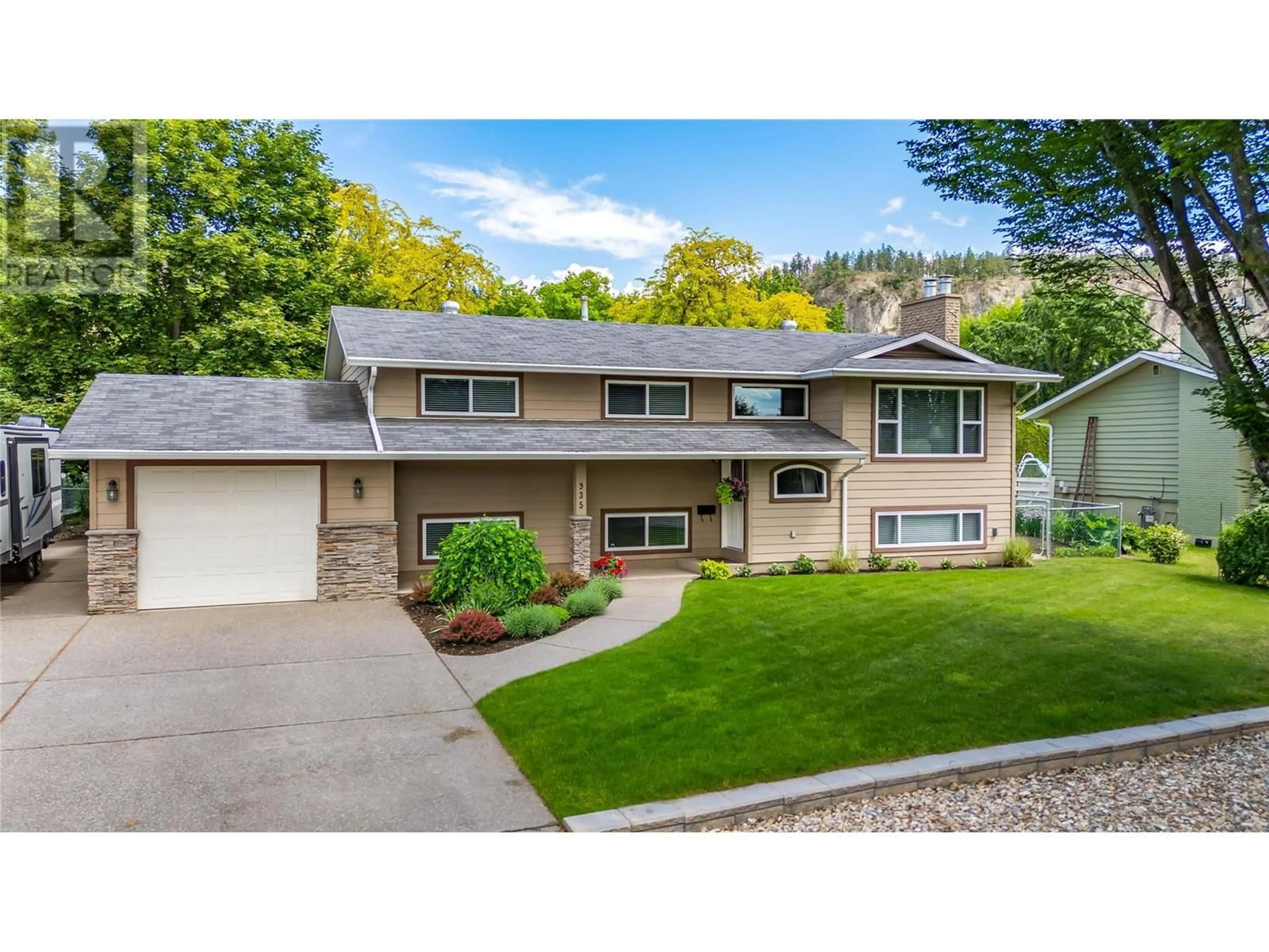 Home with vinyl exterior material, street for 935 EAGLE DRIVE, Kelowna British Columbia V1Y4S9