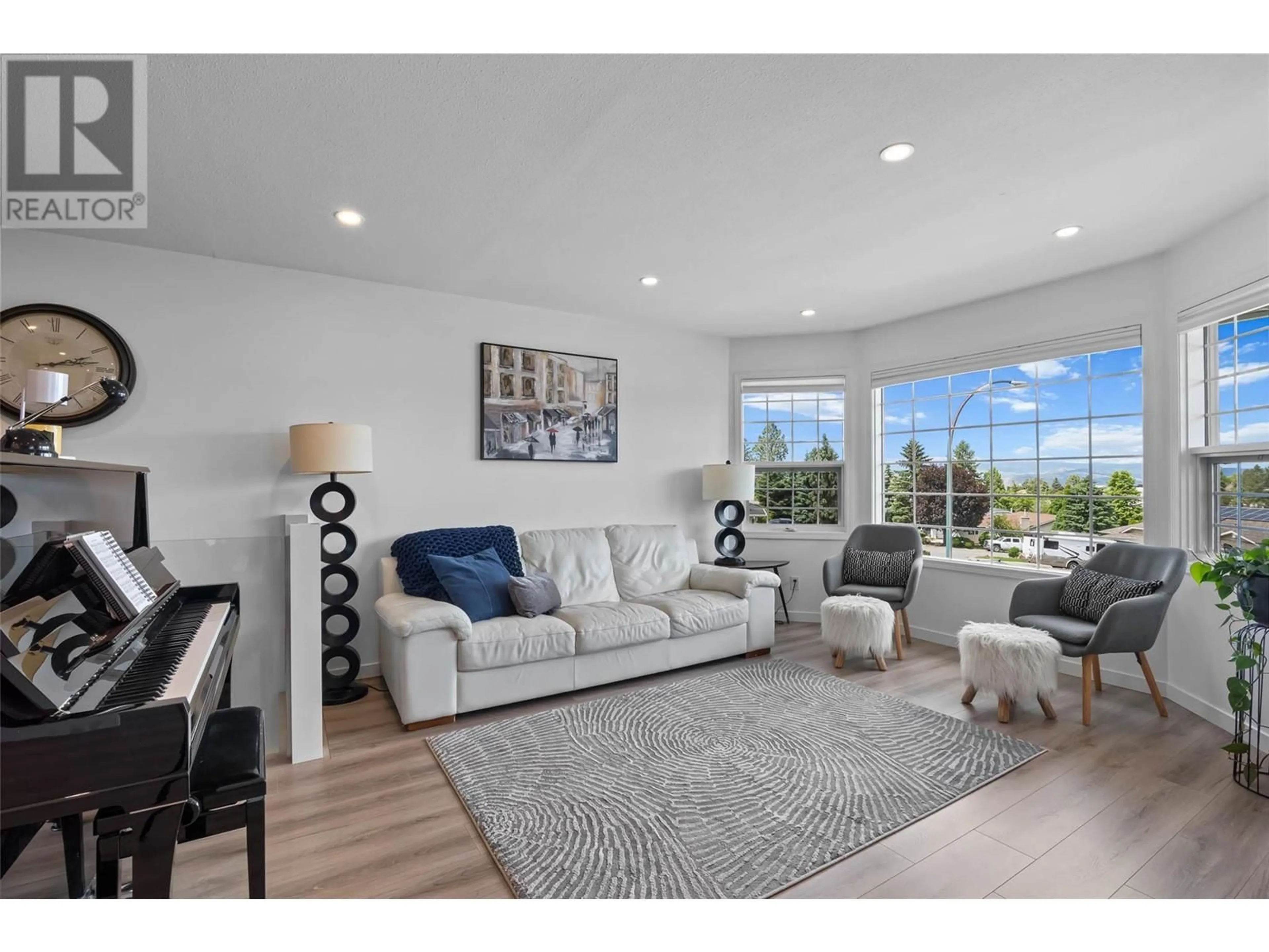 Living room with furniture, unknown for 568 CARMEL COURT, Kamloops British Columbia V2E2G3