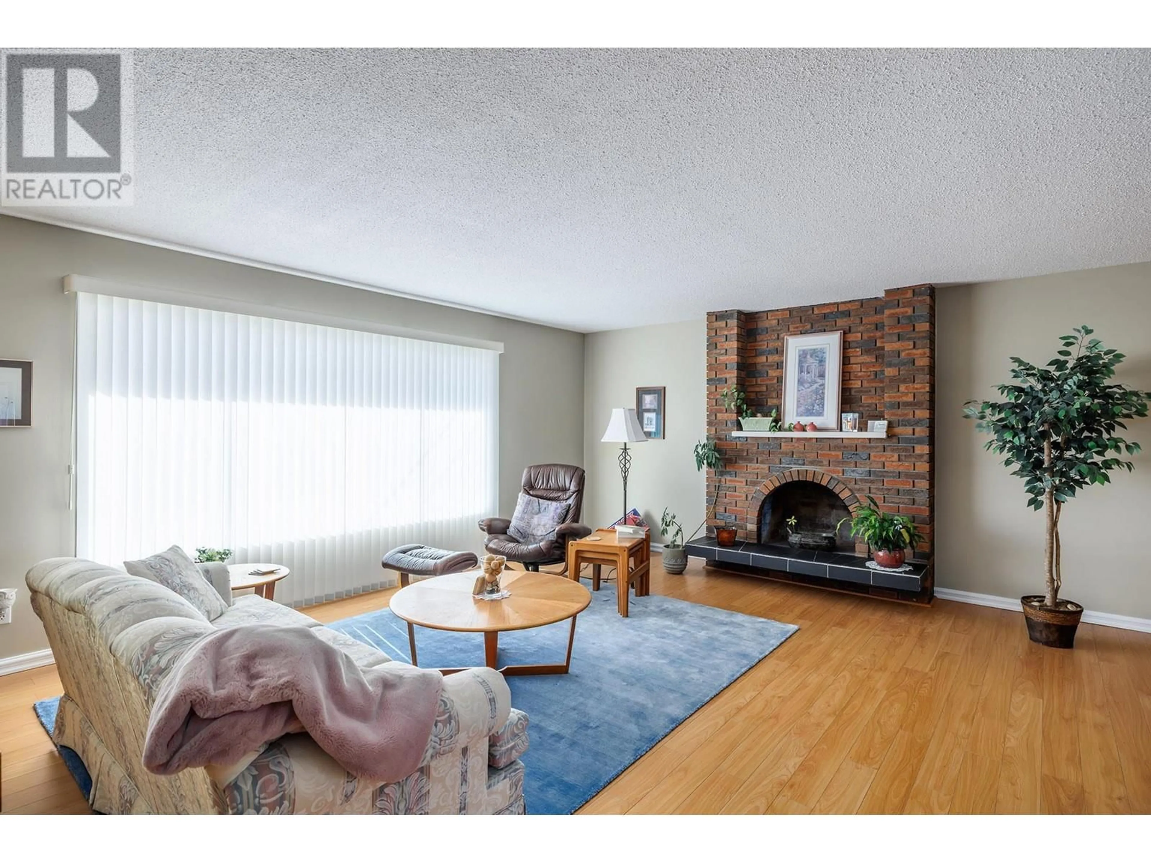 Living room with furniture, wood/laminate floor for 3070 THACKER DRIVE, West Kelowna British Columbia V1Z2V1
