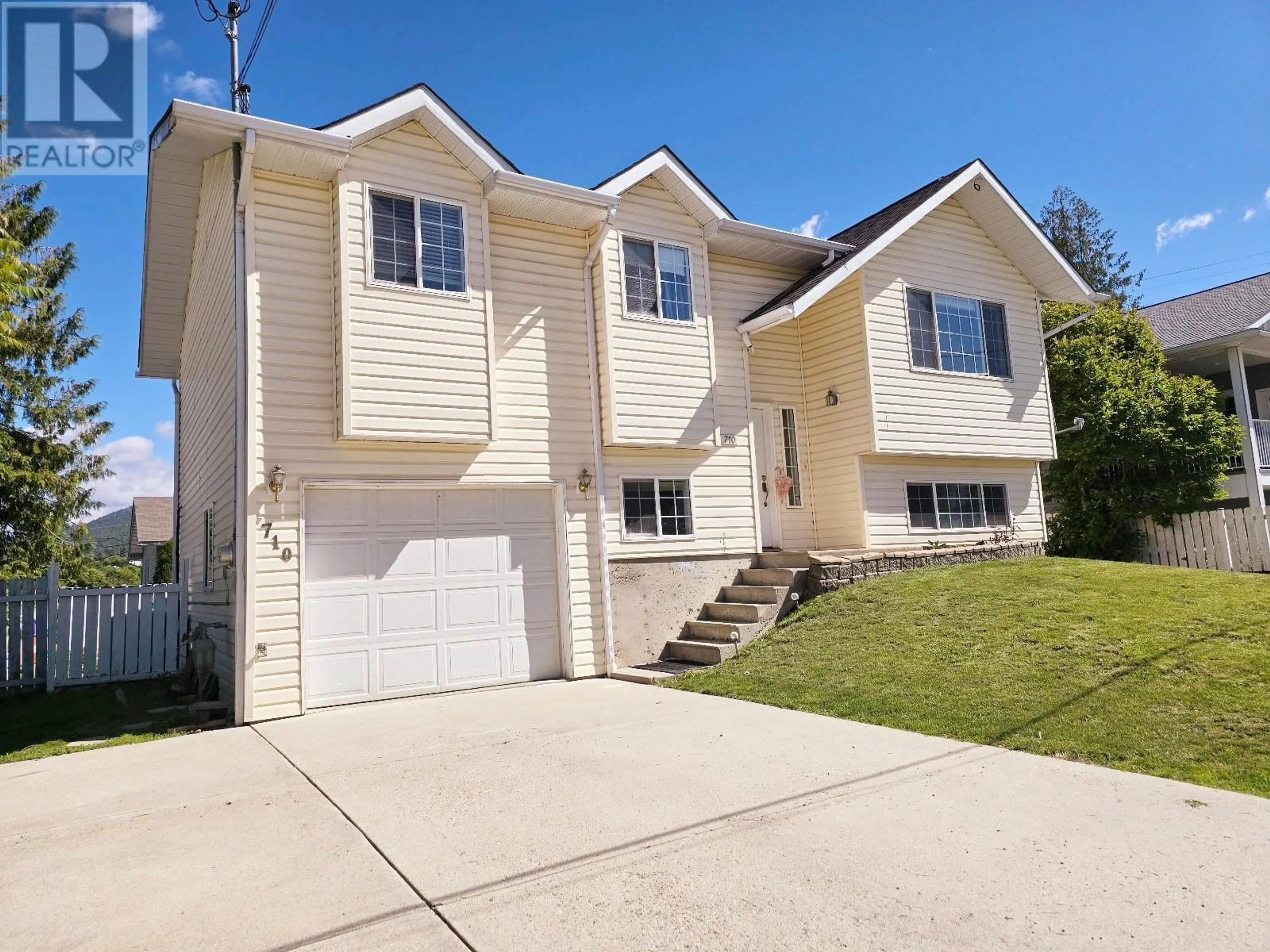 Home with vinyl exterior material, street for 710 BIRCH STREET, Creston British Columbia V0B1G3