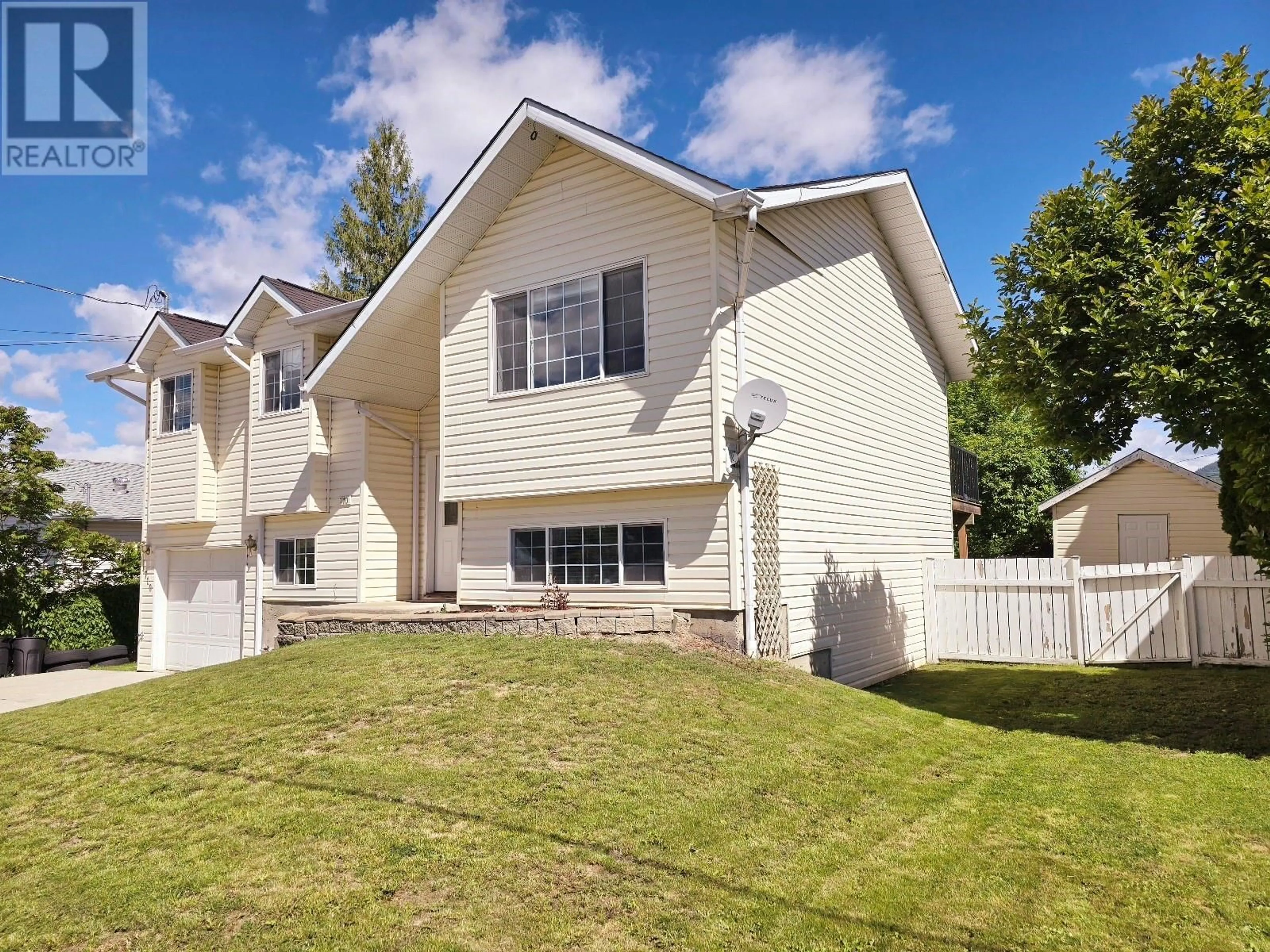 Home with vinyl exterior material, mountain view for 710 BIRCH STREET, Creston British Columbia V0B1G3