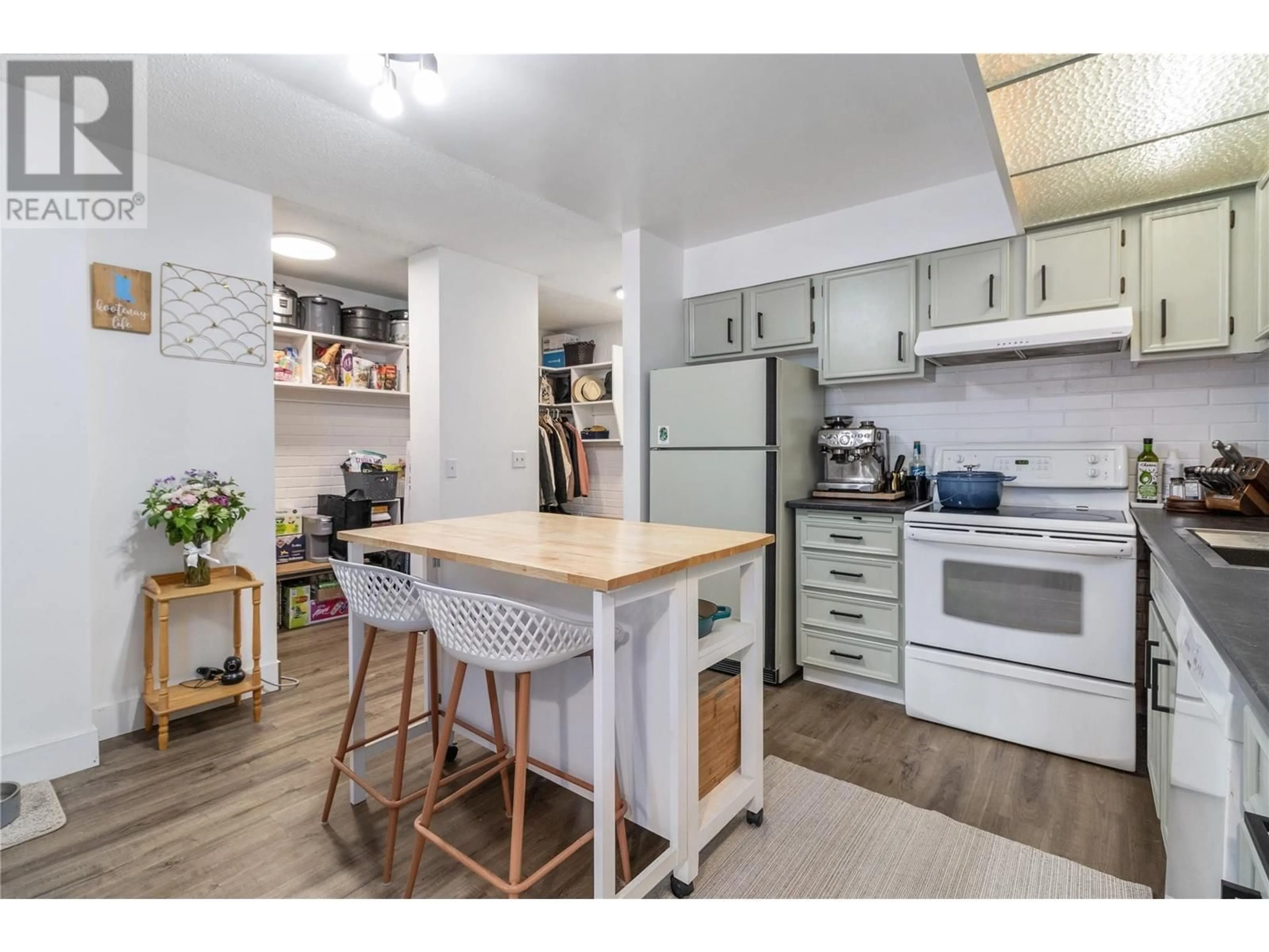 Open concept kitchen, wood/laminate floor for 203 - 1915 PACIFIC COURT, Kelowna British Columbia V1Y8B3