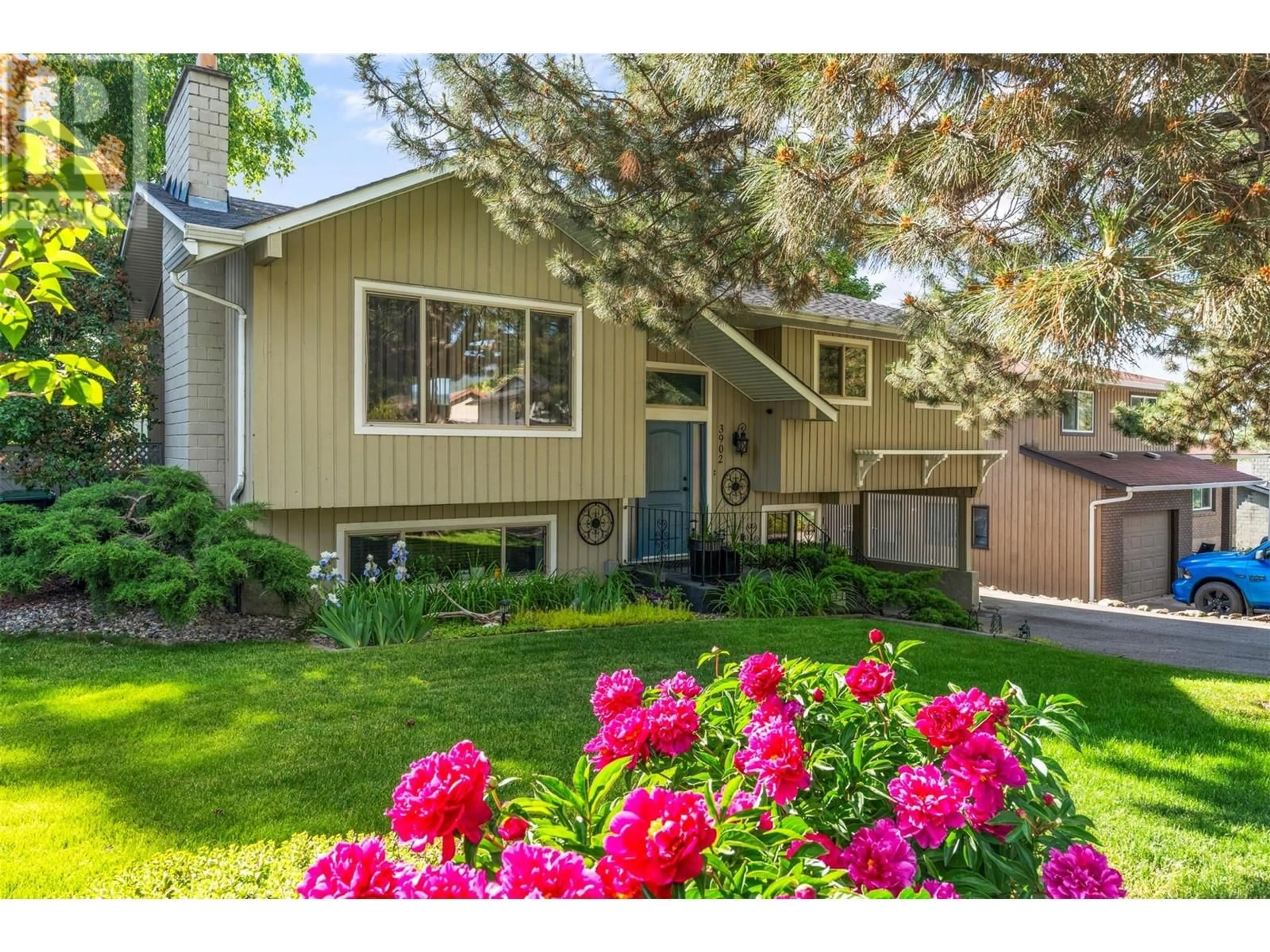 Home with vinyl exterior material, street for 3902 17 STREET, Vernon British Columbia V1T8A4