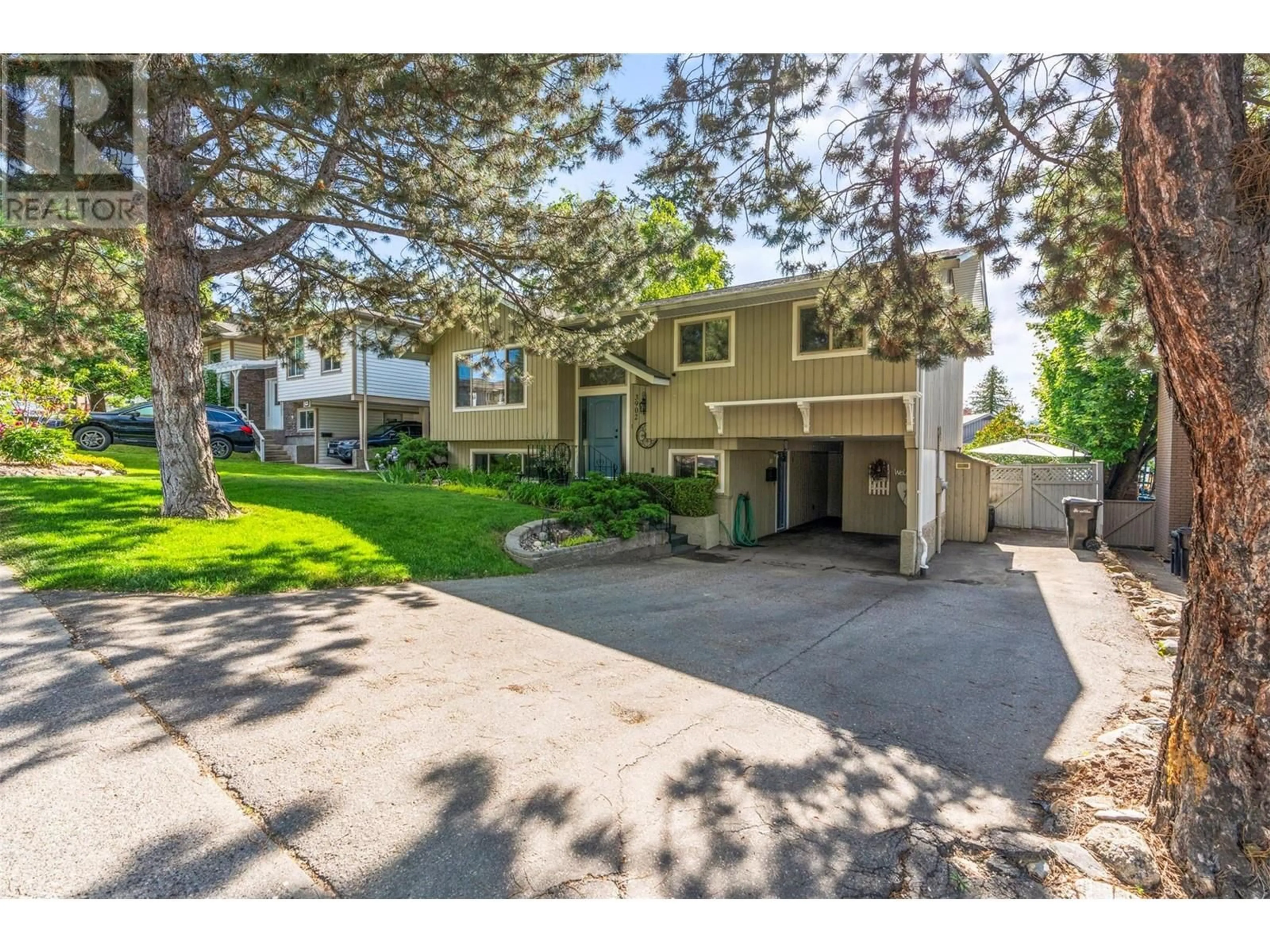 Home with vinyl exterior material, street for 3902 17 STREET, Vernon British Columbia V1T8A4