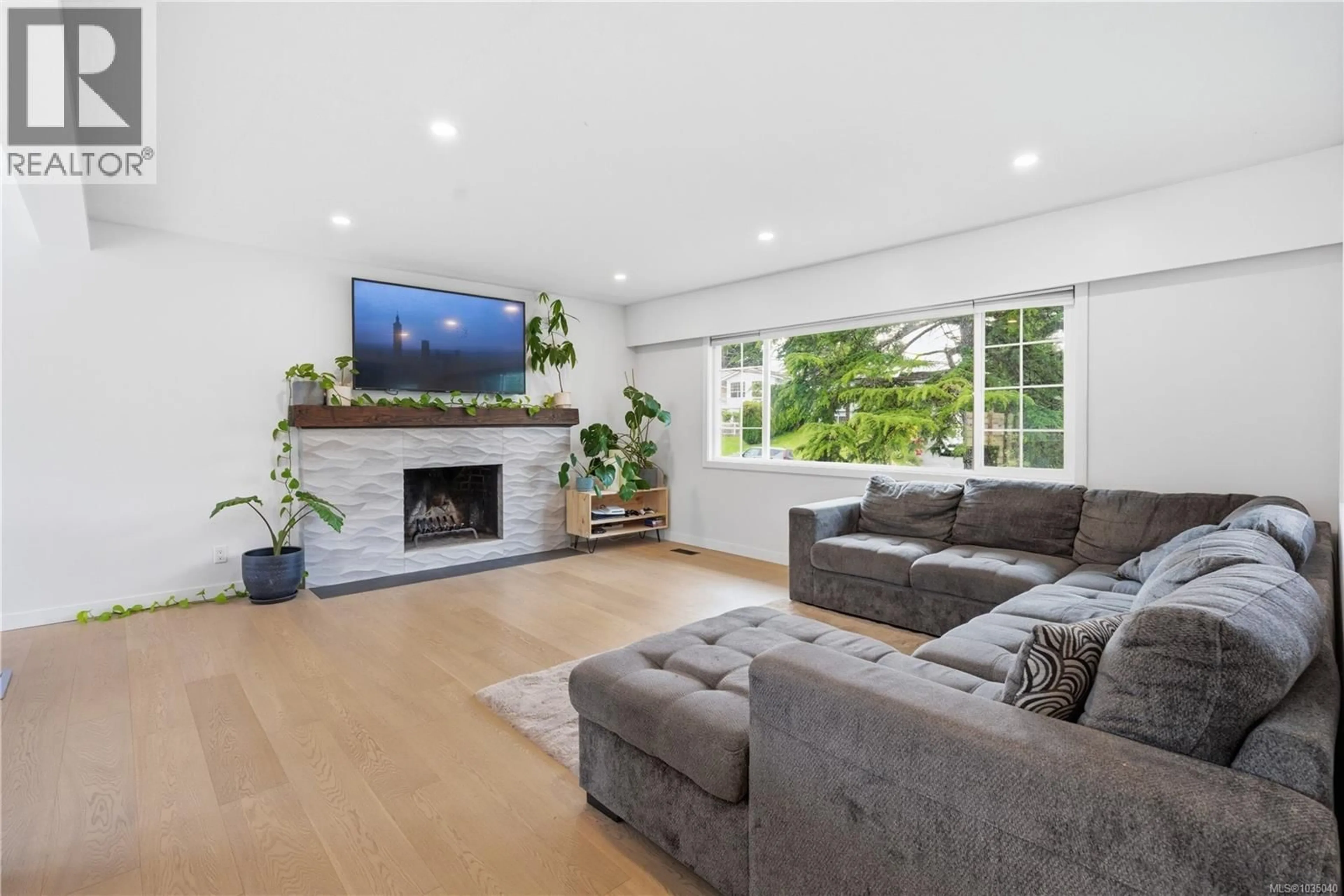 Living room with furniture, unknown for 4261 CAREY ROAD, Saanich British Columbia V8Z4H1