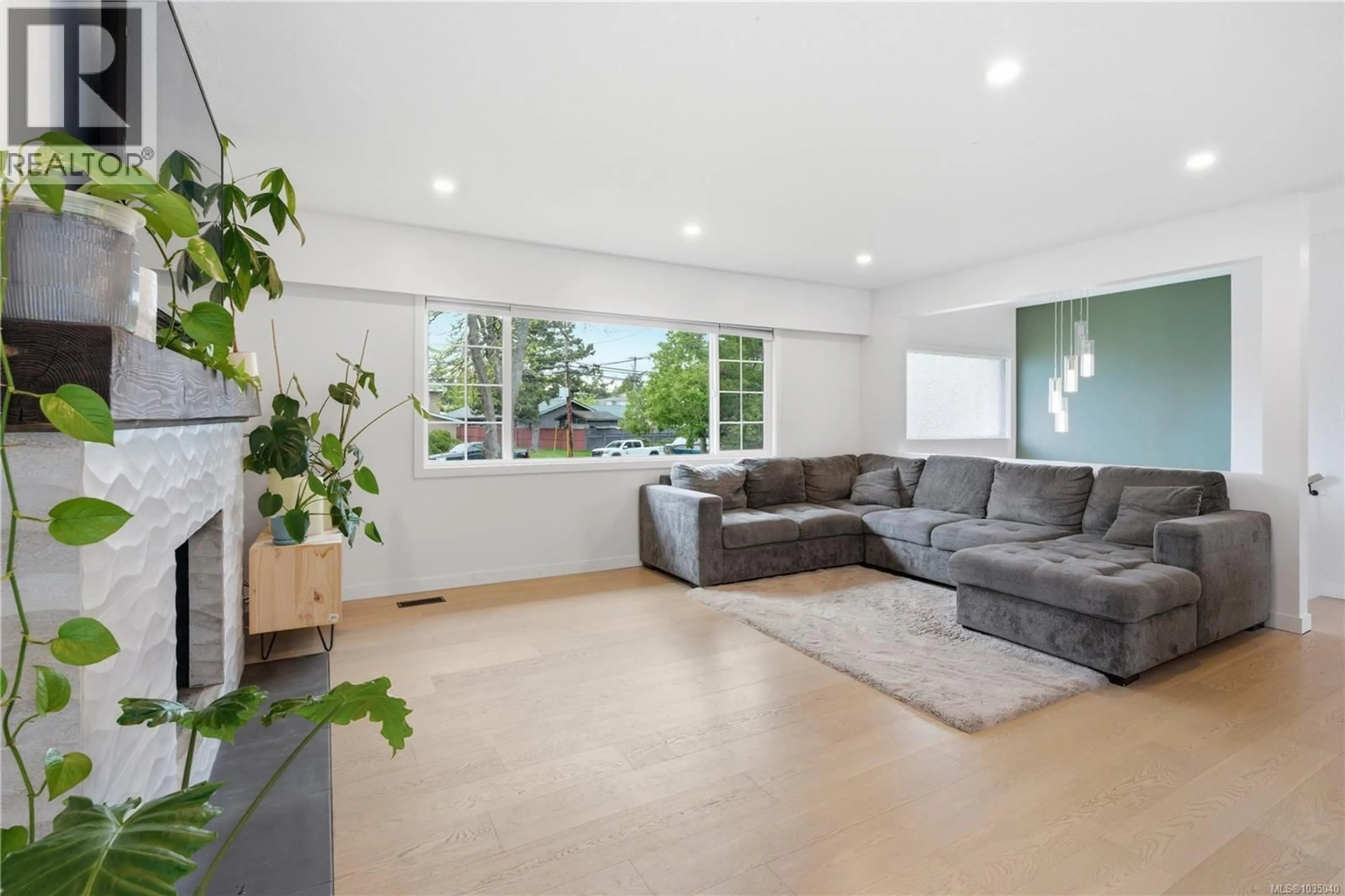 Living room with furniture, unknown for 4261 CAREY ROAD, Saanich British Columbia V8Z4H1