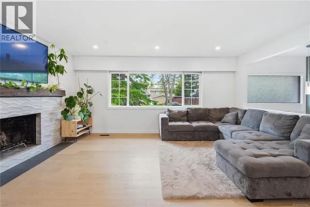 4261 CAREY ROAD, Saanich 5