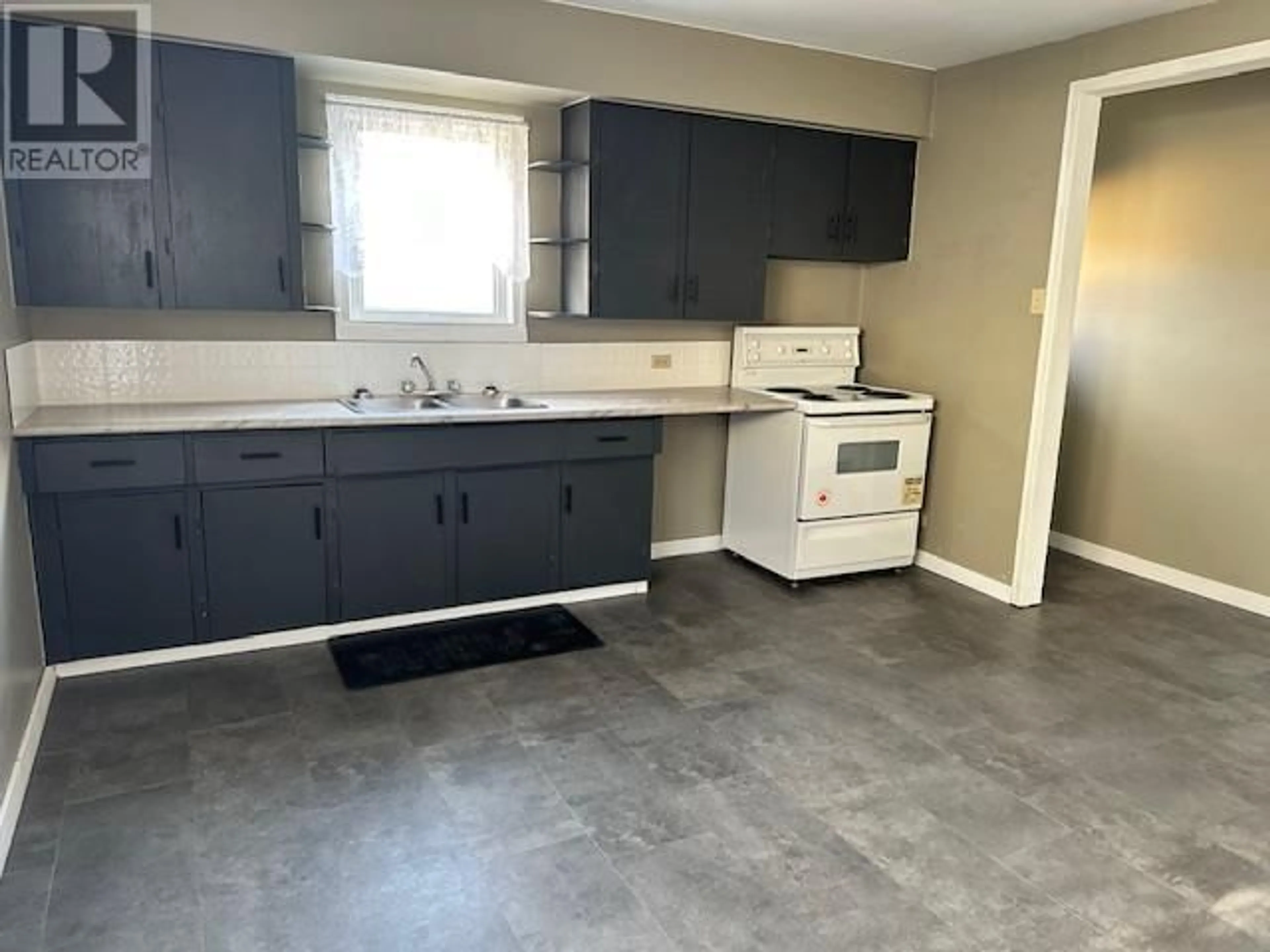 Standard kitchen, unknown for 325 WILLOW STREET, Kamloops British Columbia V2B4C8