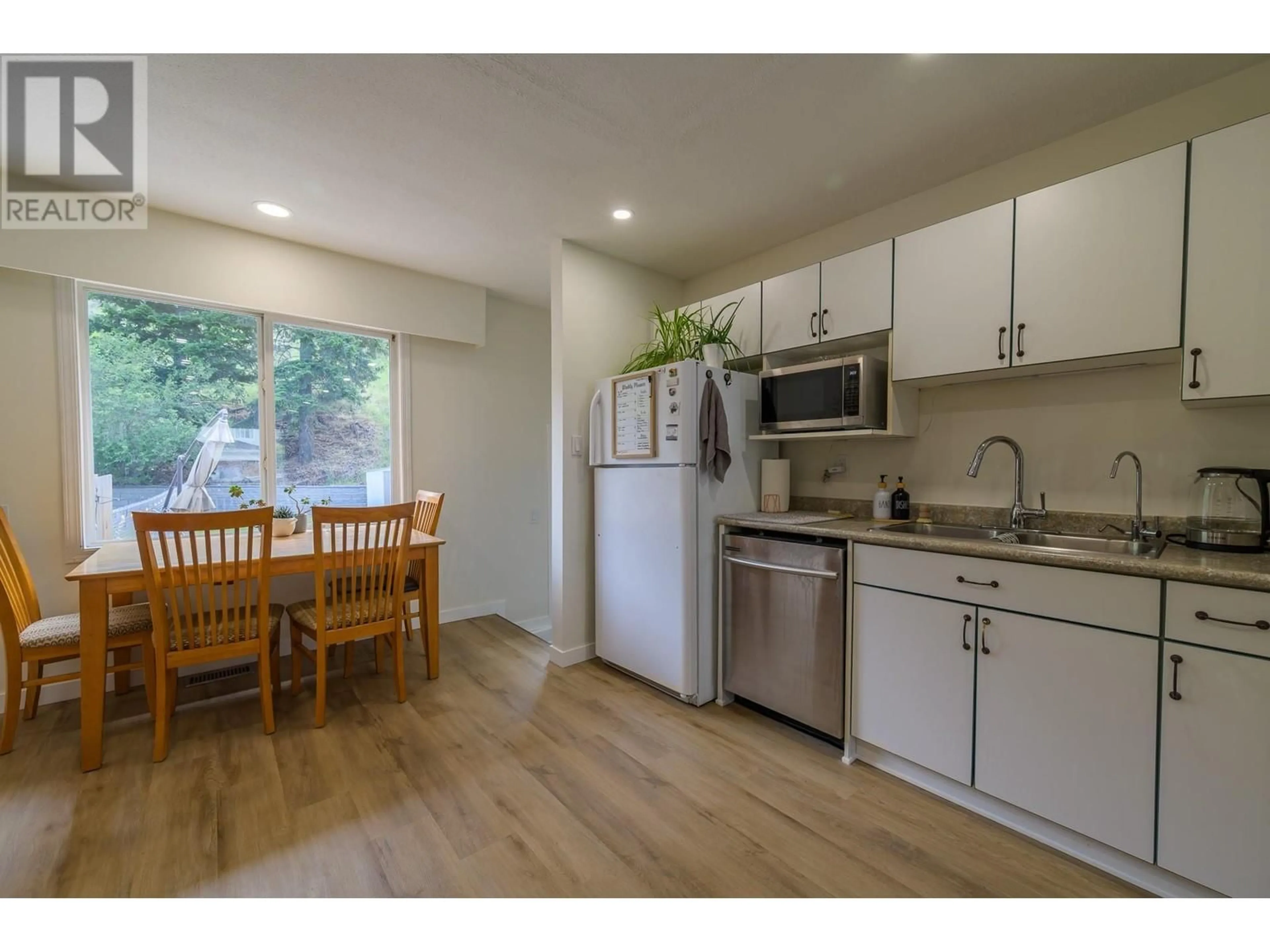Standard kitchen, wood/laminate floor for 2257/2259 VALLEYVIEW DRIVE, Kamloops British Columbia V2C4C8
