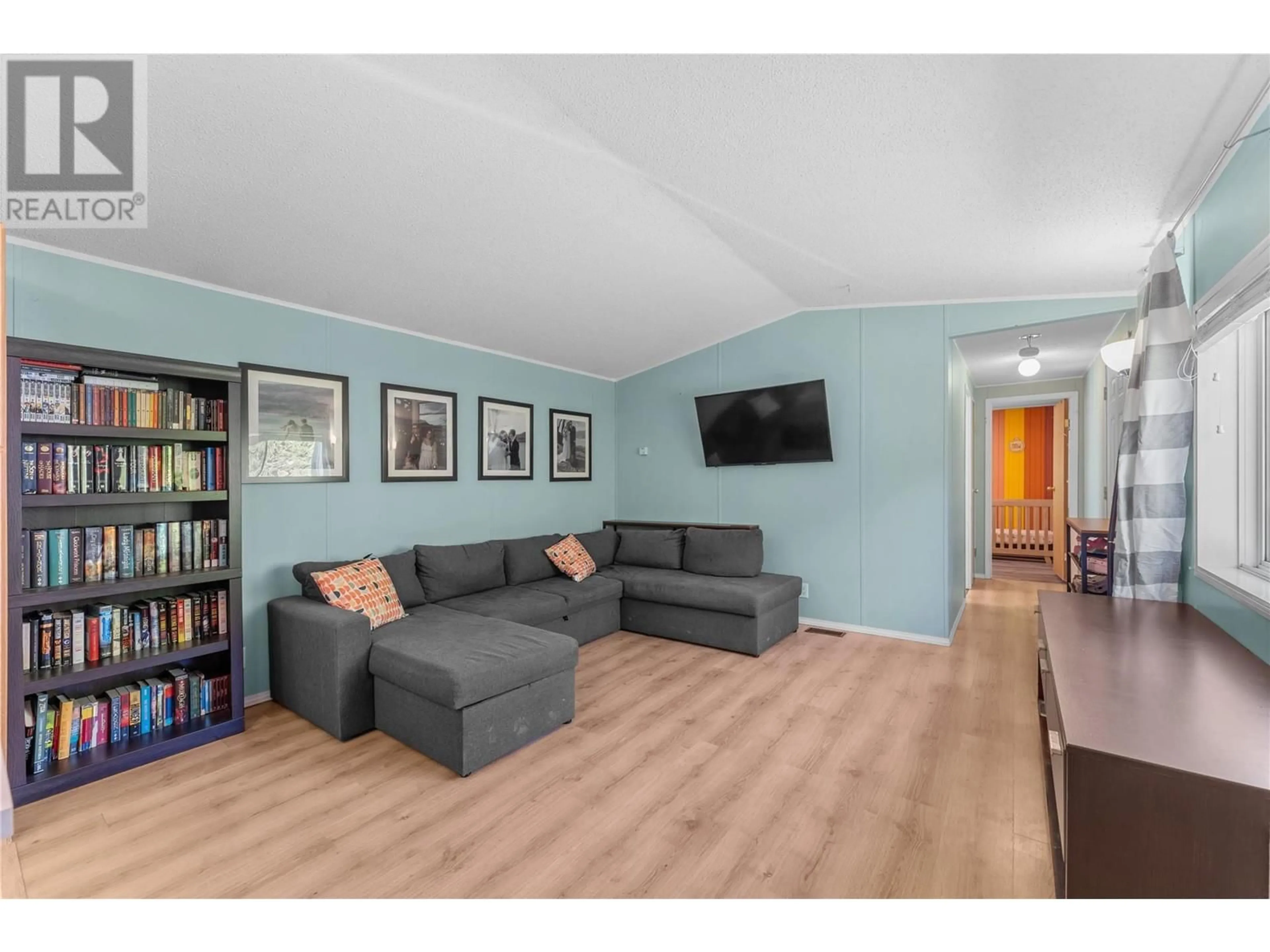 Living room with furniture, wood/laminate floor for 41 - 1525 WESTSIDE ROAD, Westbank British Columbia V1Z3Y3