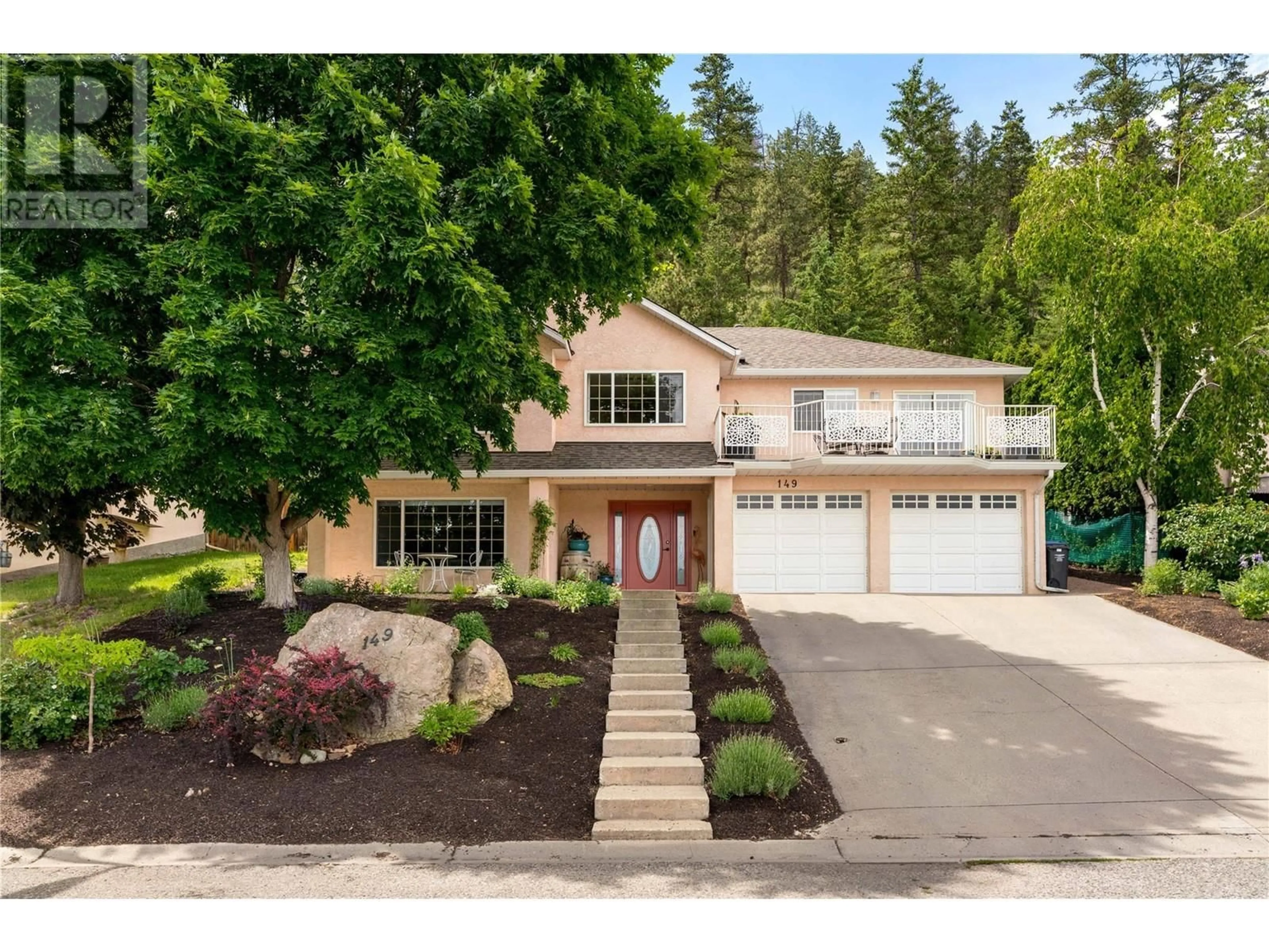 Home with vinyl exterior material, street for 149 APPLECREST COURT, Kelowna British Columbia V1V1W6