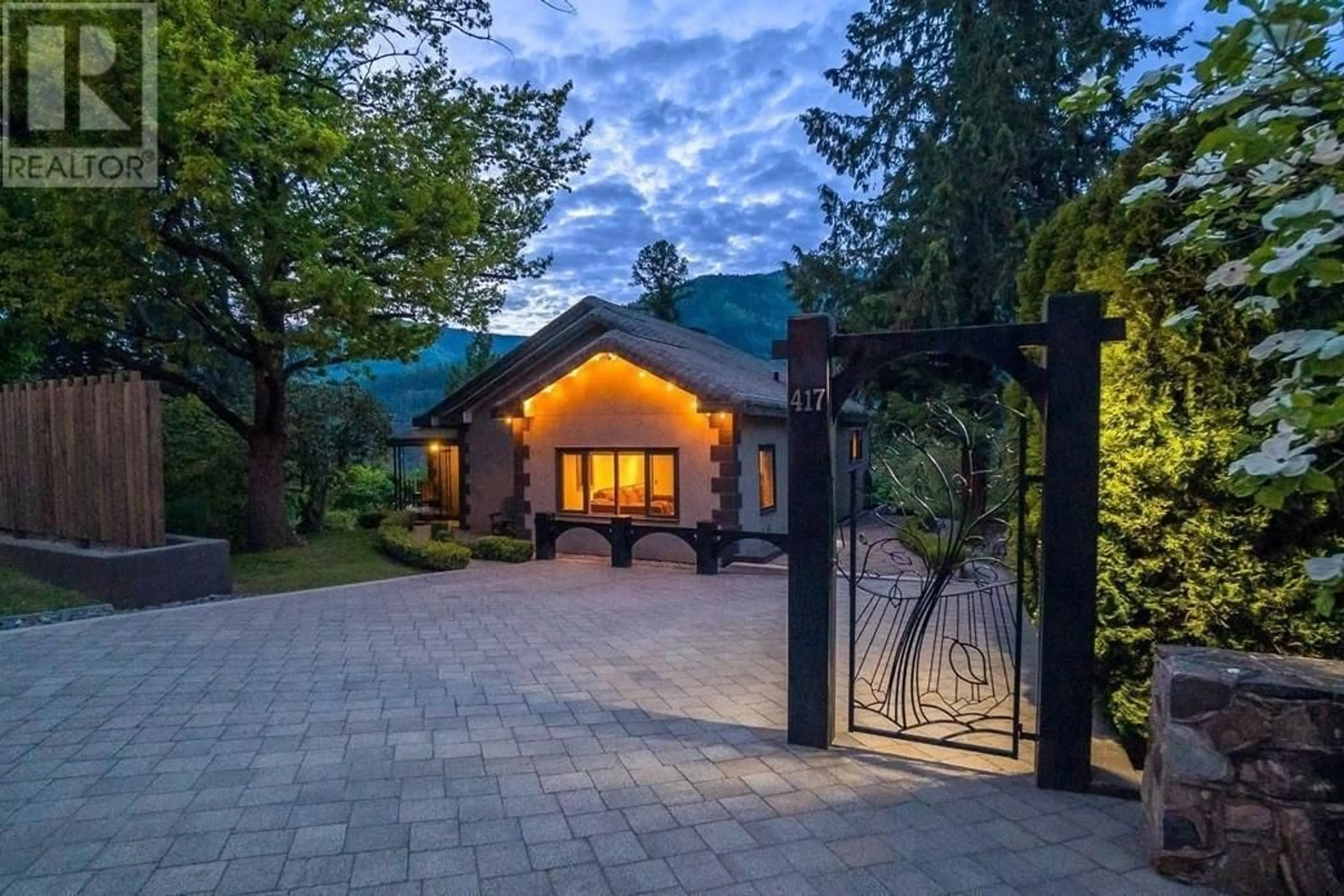 Indoor foyer for 417 HAMILTON AVENUE, Nelson British Columbia V1L3G1