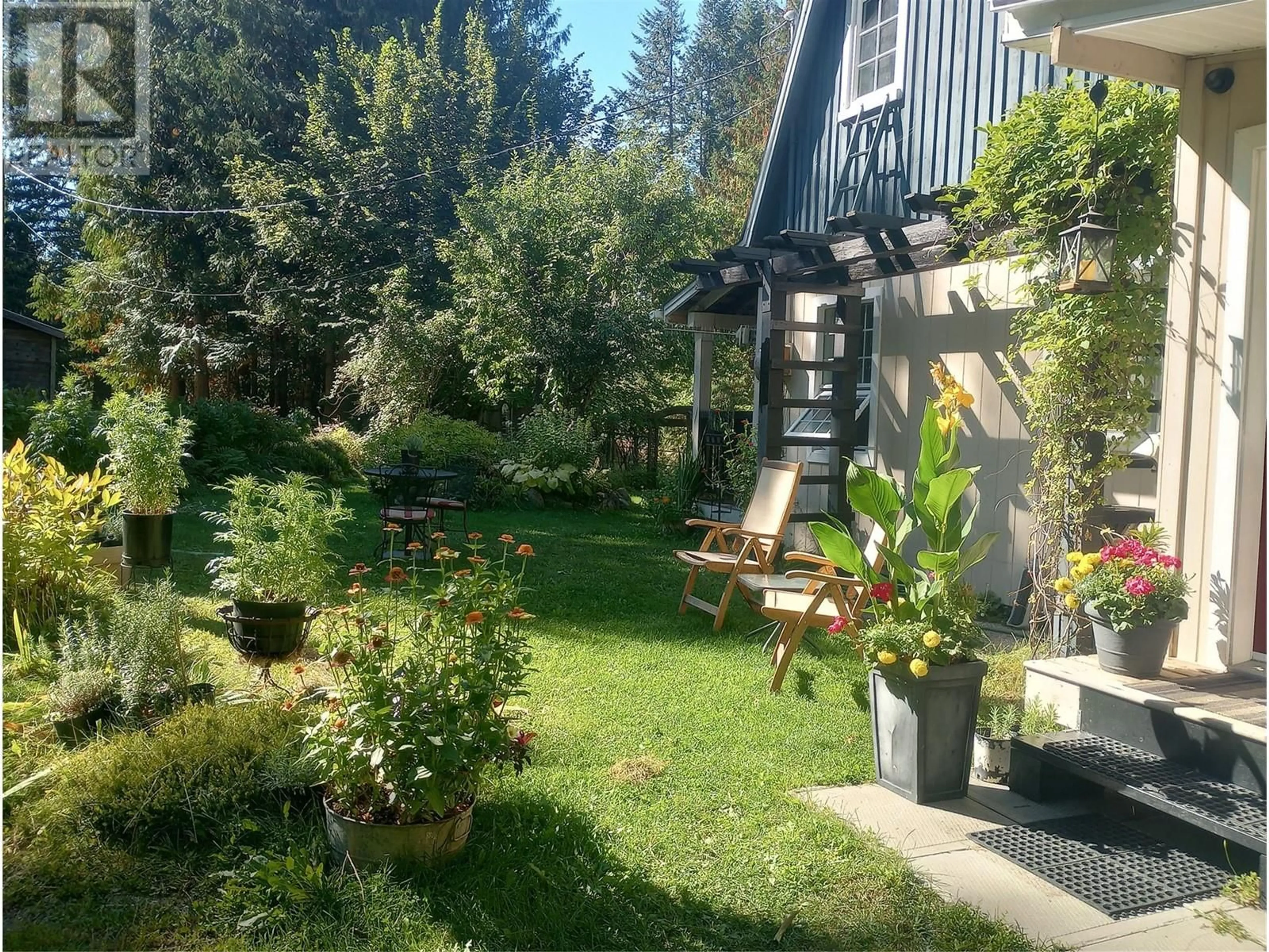 Patio, street for 7812 6 HIGHWAY, Fauquier British Columbia V0G1K0