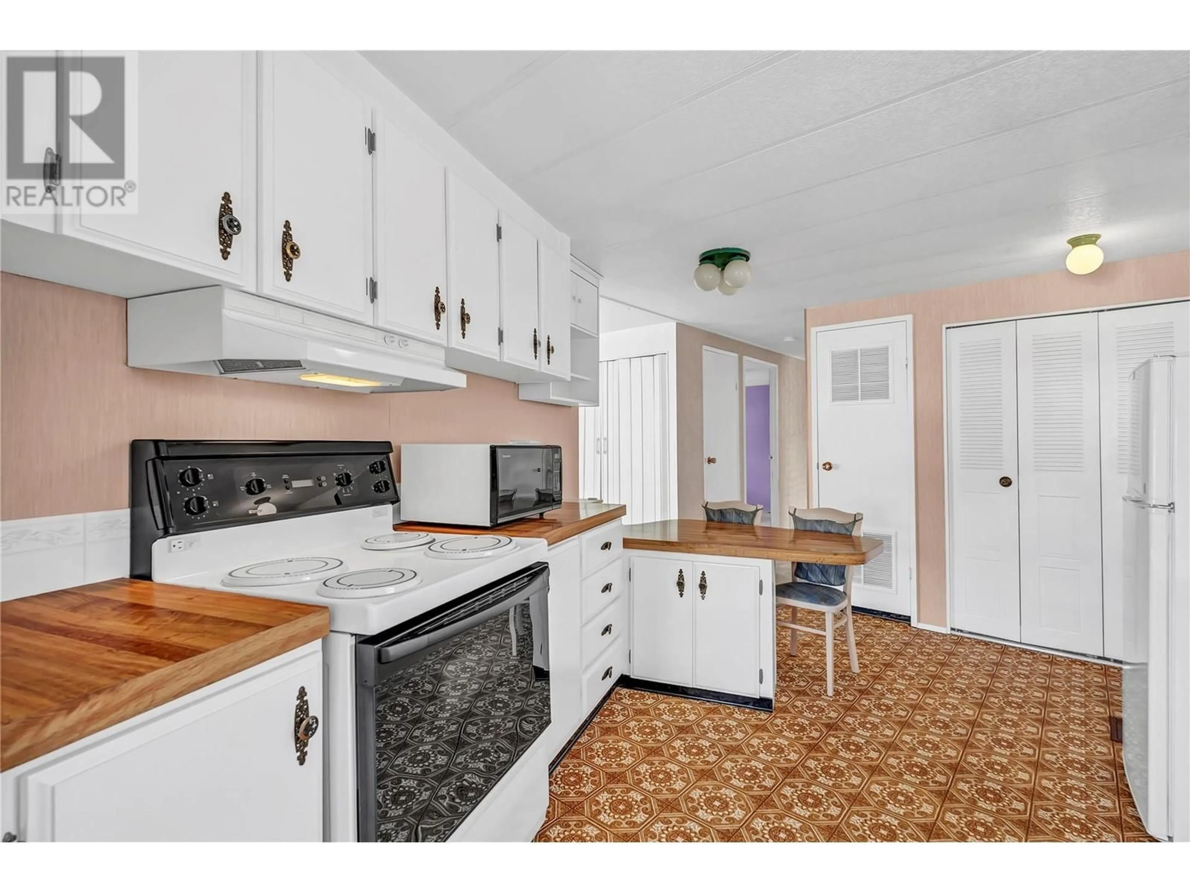 Standard kitchen, unknown for 19 - 999 BURNABY AVENUE, Penticton British Columbia V2A1G7