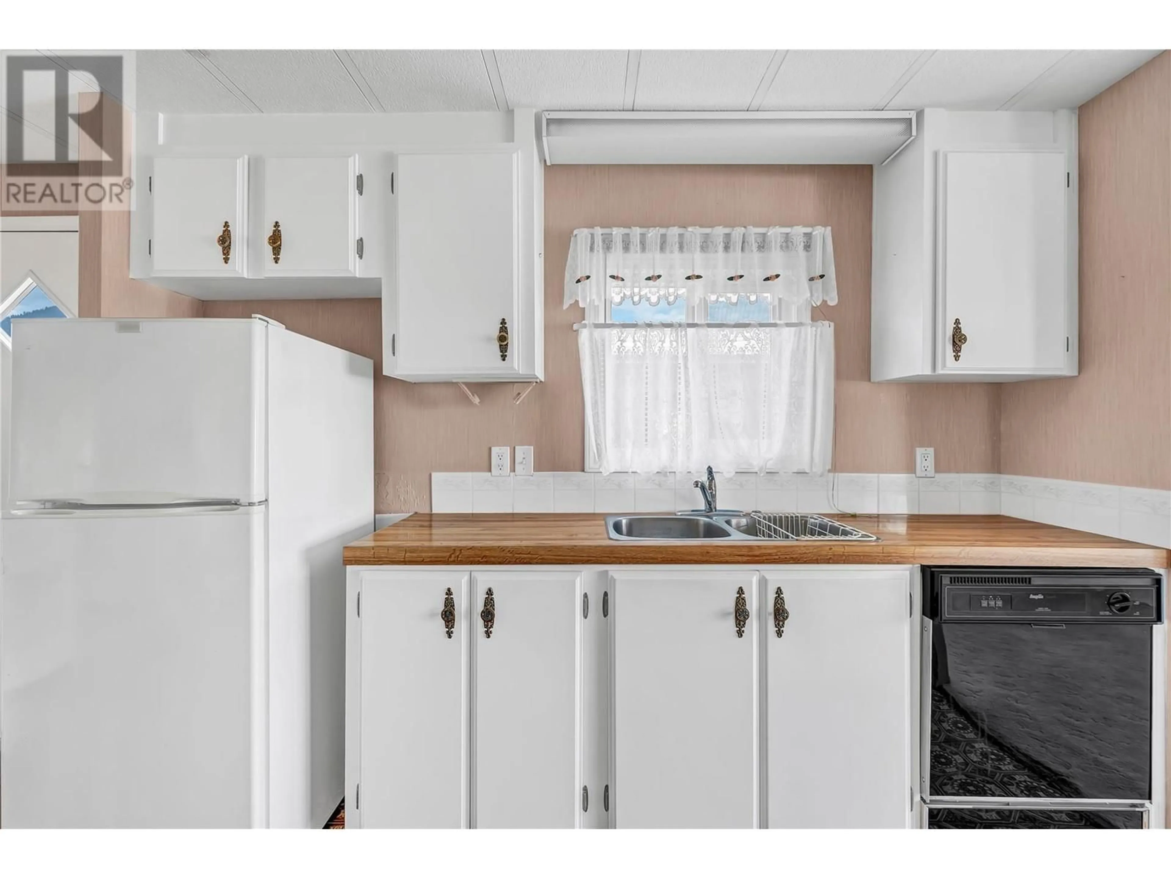 Standard kitchen, unknown for 19 - 999 BURNABY AVENUE, Penticton British Columbia V2A1G7