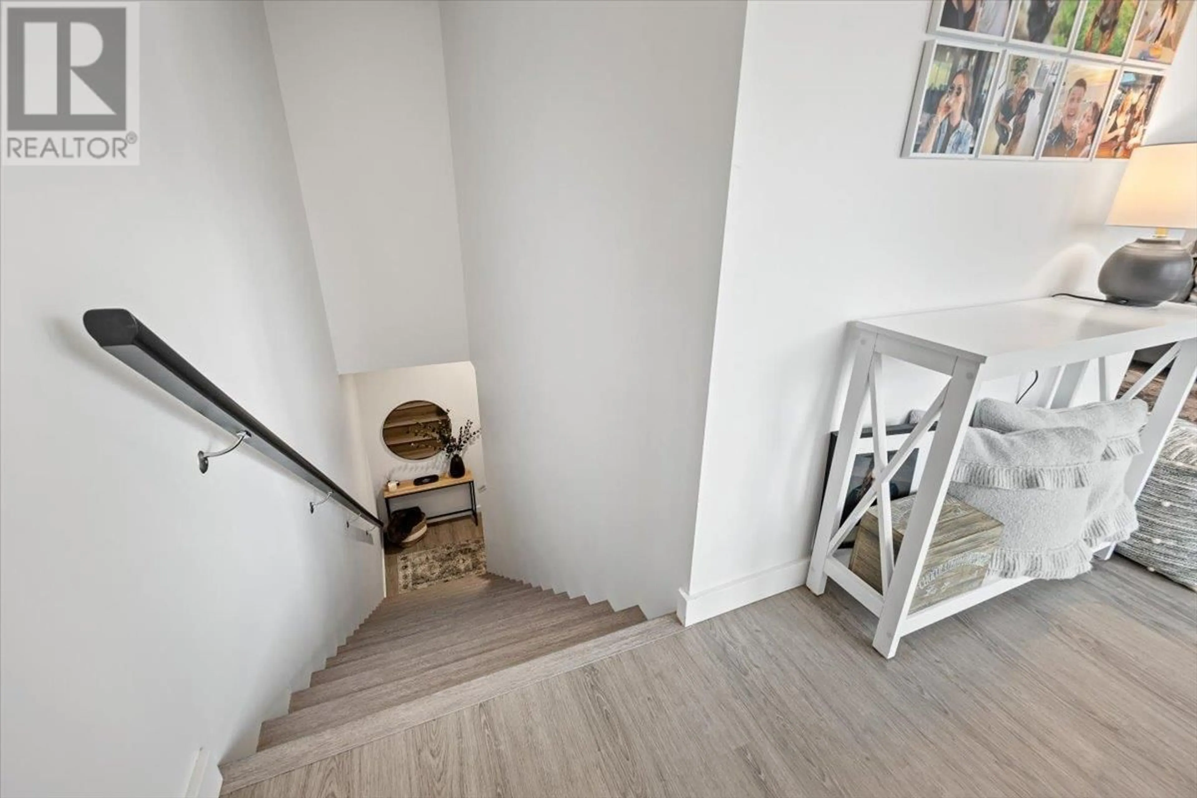 Stairs for 28 - 685 BOYNTON PLACE, Kelowna British Columbia V1V2Z4
