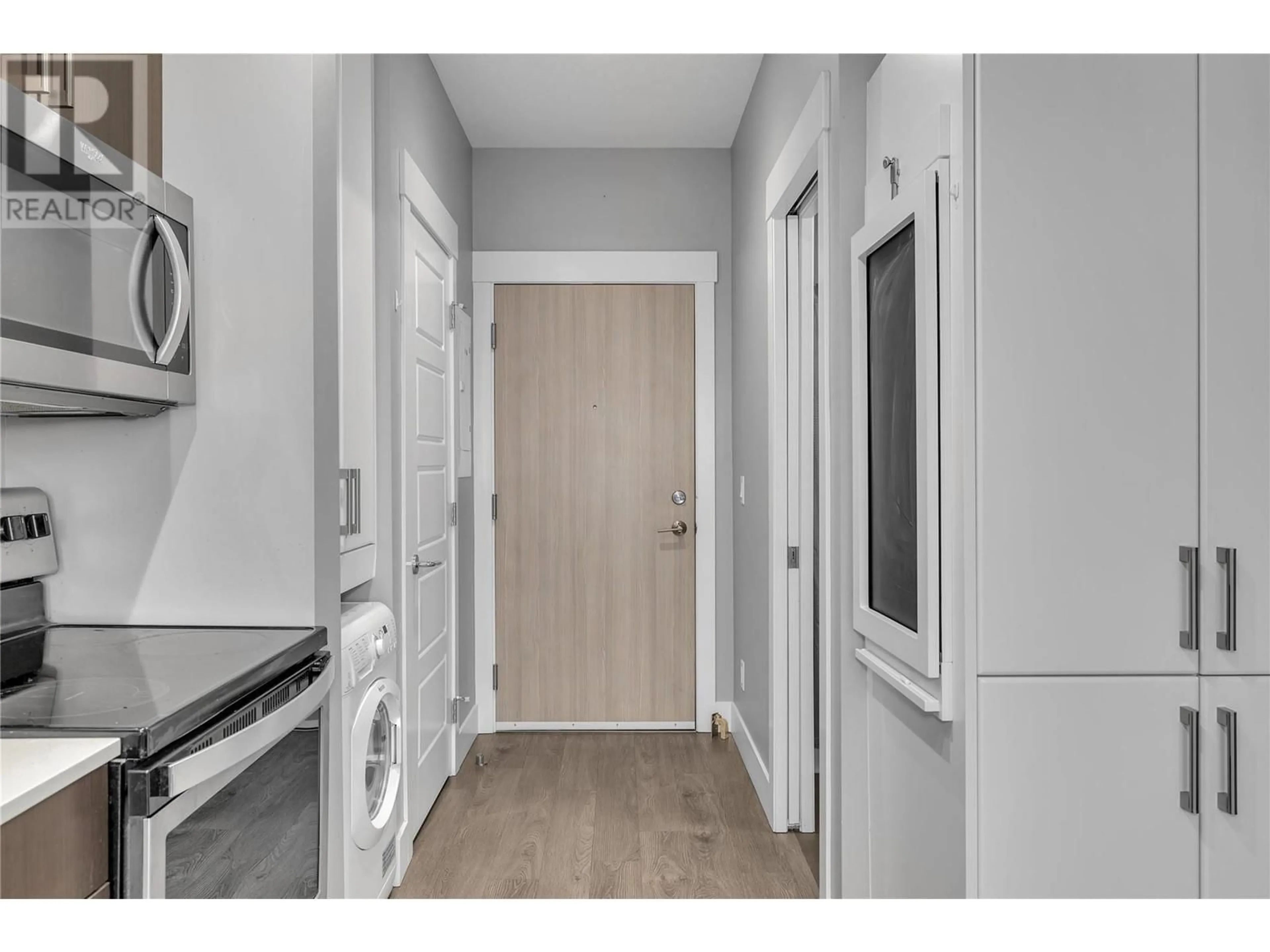 Indoor entryway for 411 - 925 LEON AVENUE, Kelowna British Columbia V1Y0E5