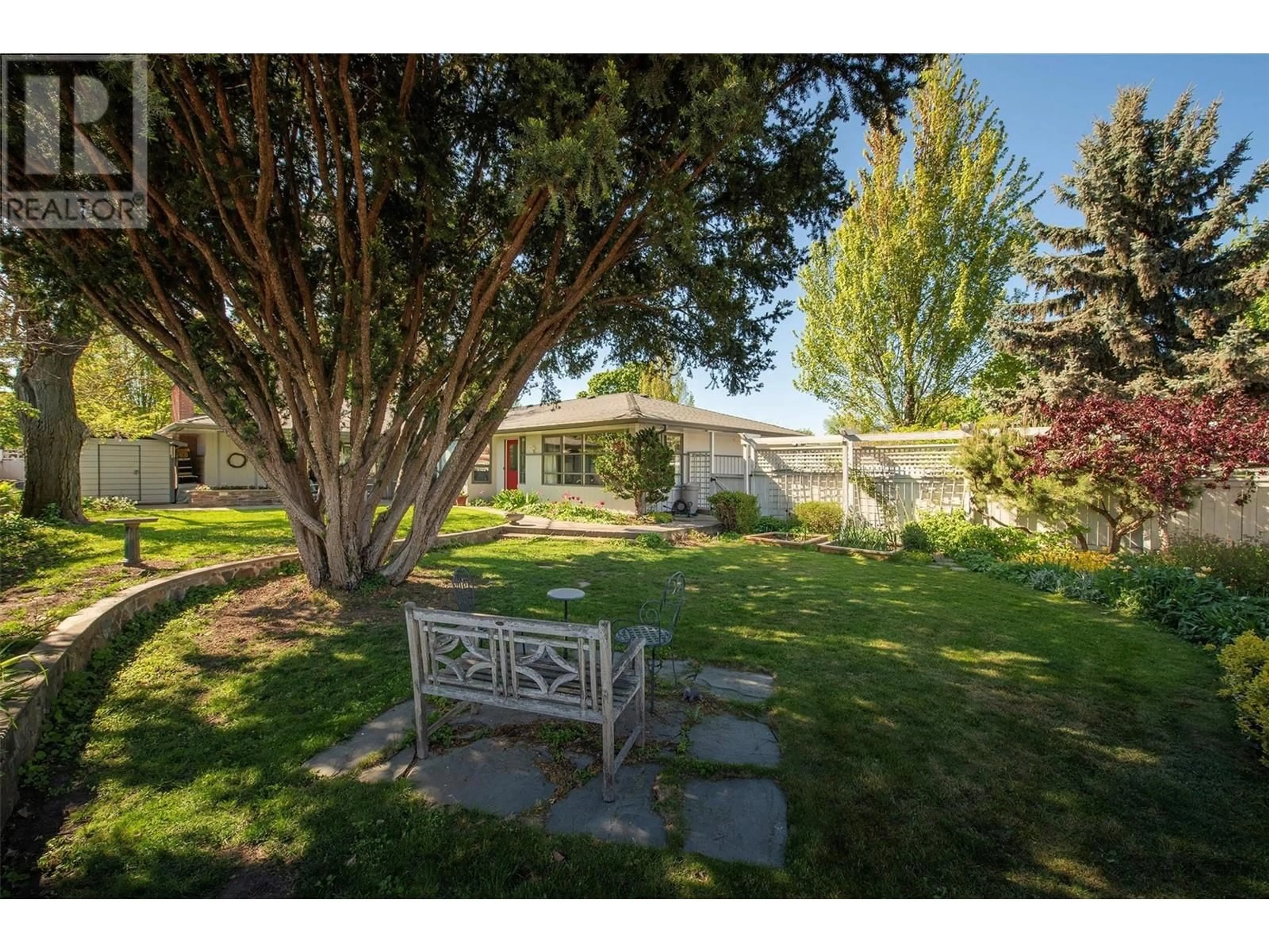 A pic from outside/outdoor area/front of a property/back of a property/a pic from drone, street for 2021 ABBOTT STREET, Kelowna British Columbia V1Y1C4