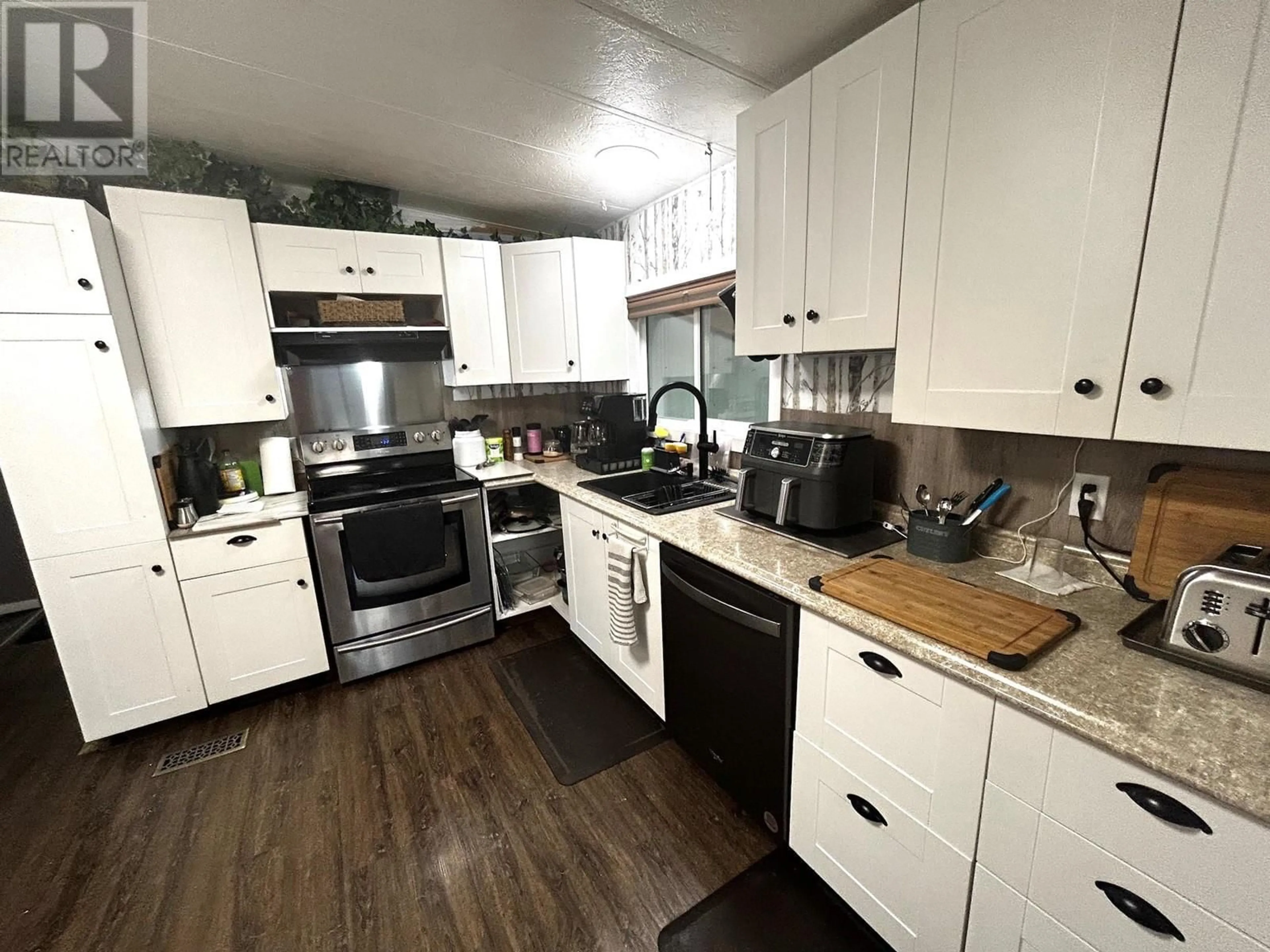 Open concept kitchen, wood/laminate floor for 2875 WILLOWDALE DRIVE, Armstrong British Columbia V0E1B1