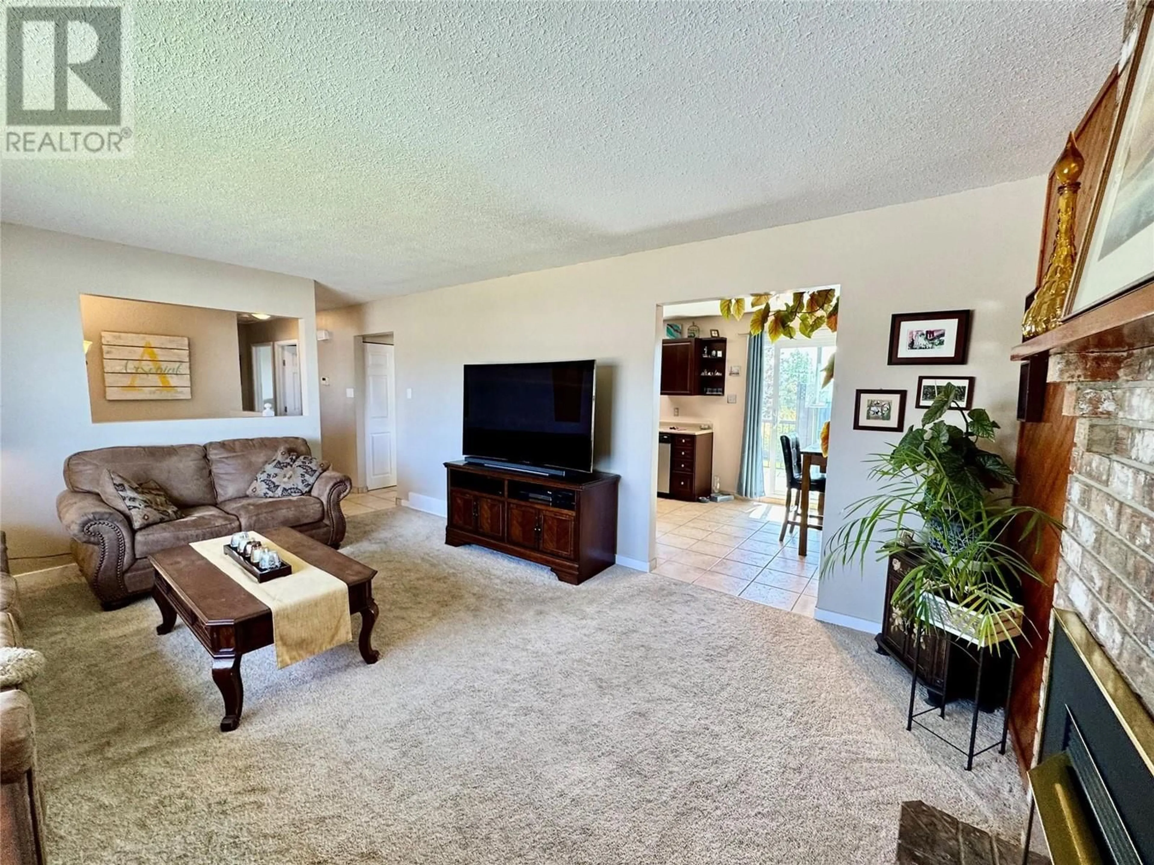 Living room with furniture, carpet floor for 605 98 AVENUE, Dawson Creek British Columbia V1G1S3