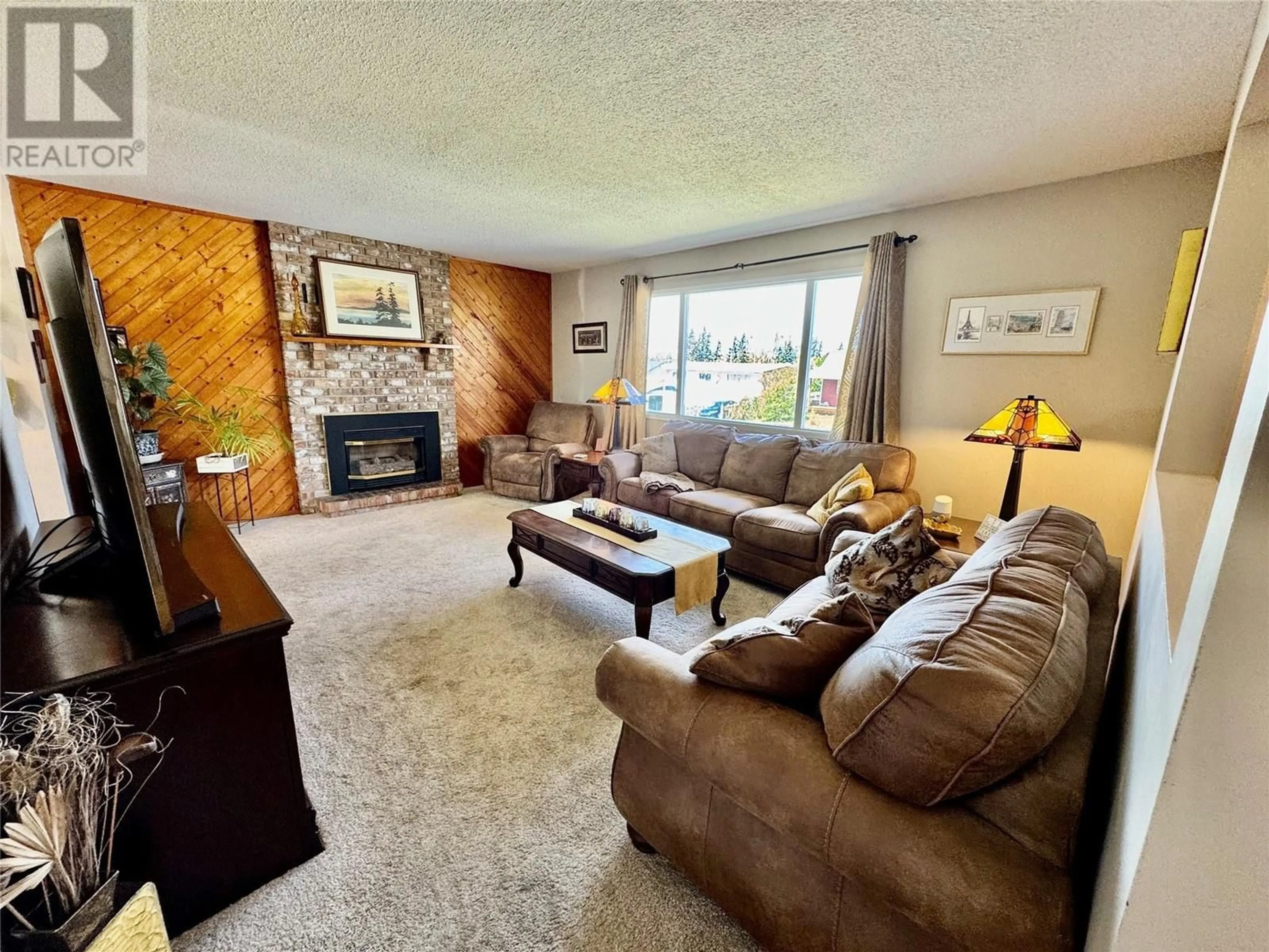 Living room with furniture, unknown for 605 98 AVENUE, Dawson Creek British Columbia V1G1S3